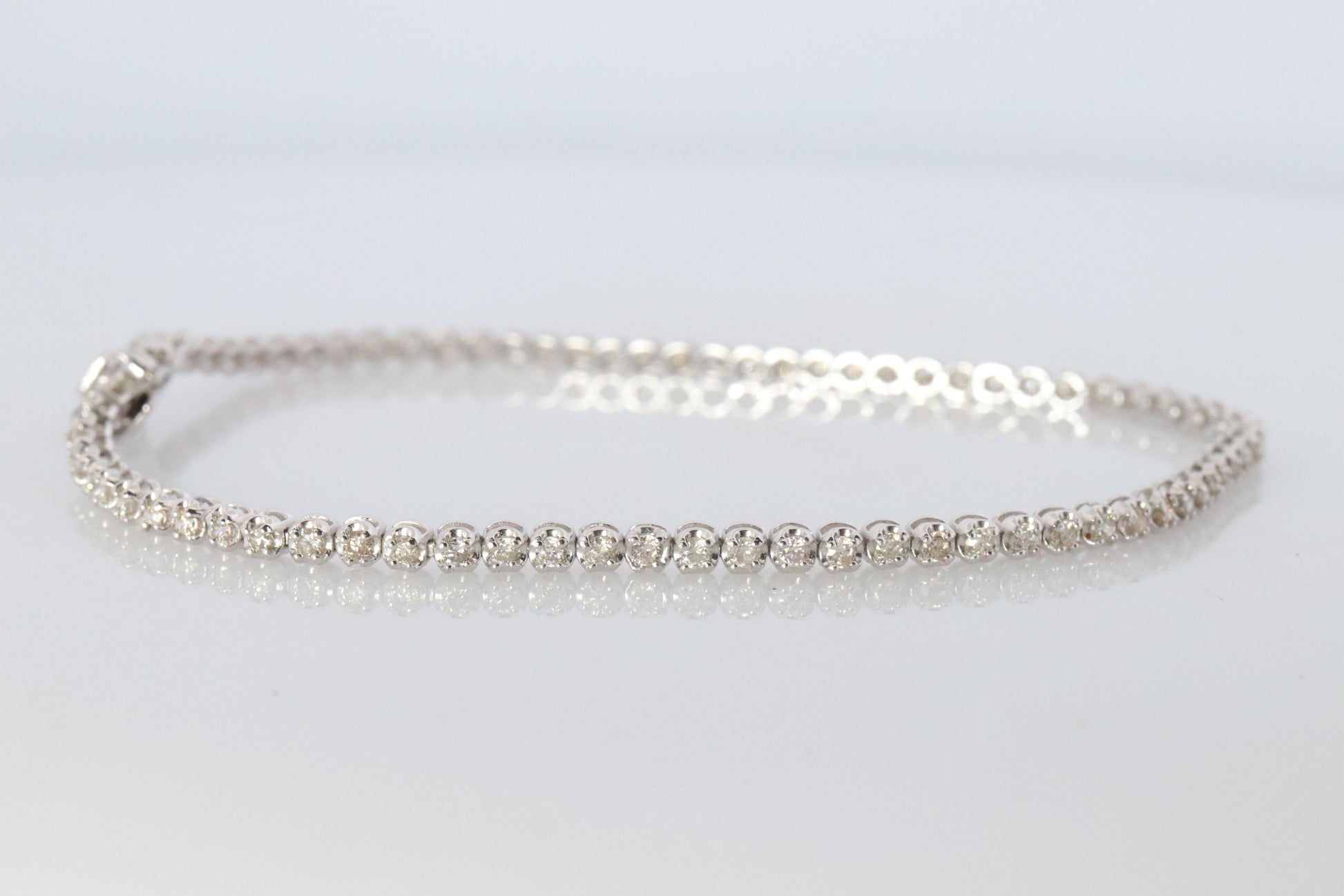 18k Diamond Tennis Bracelet. 18k White Gold round diamond Tennis bracelet. 1CTW