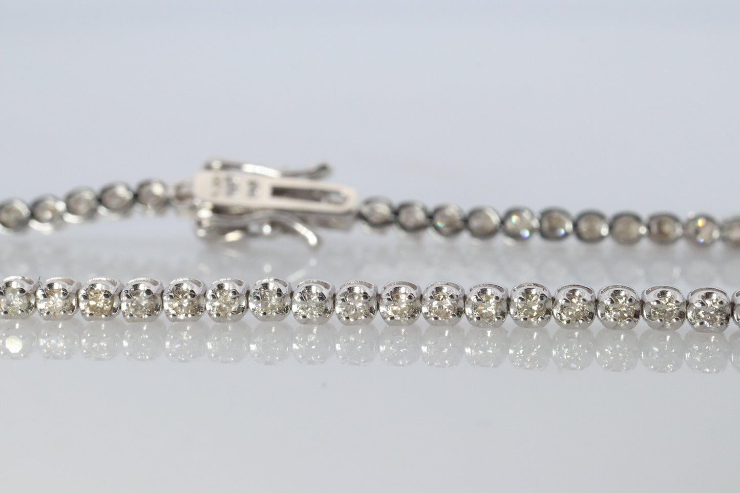 18k Diamond Tennis Bracelet. 18k White Gold round diamond Tennis bracelet. 1CTW