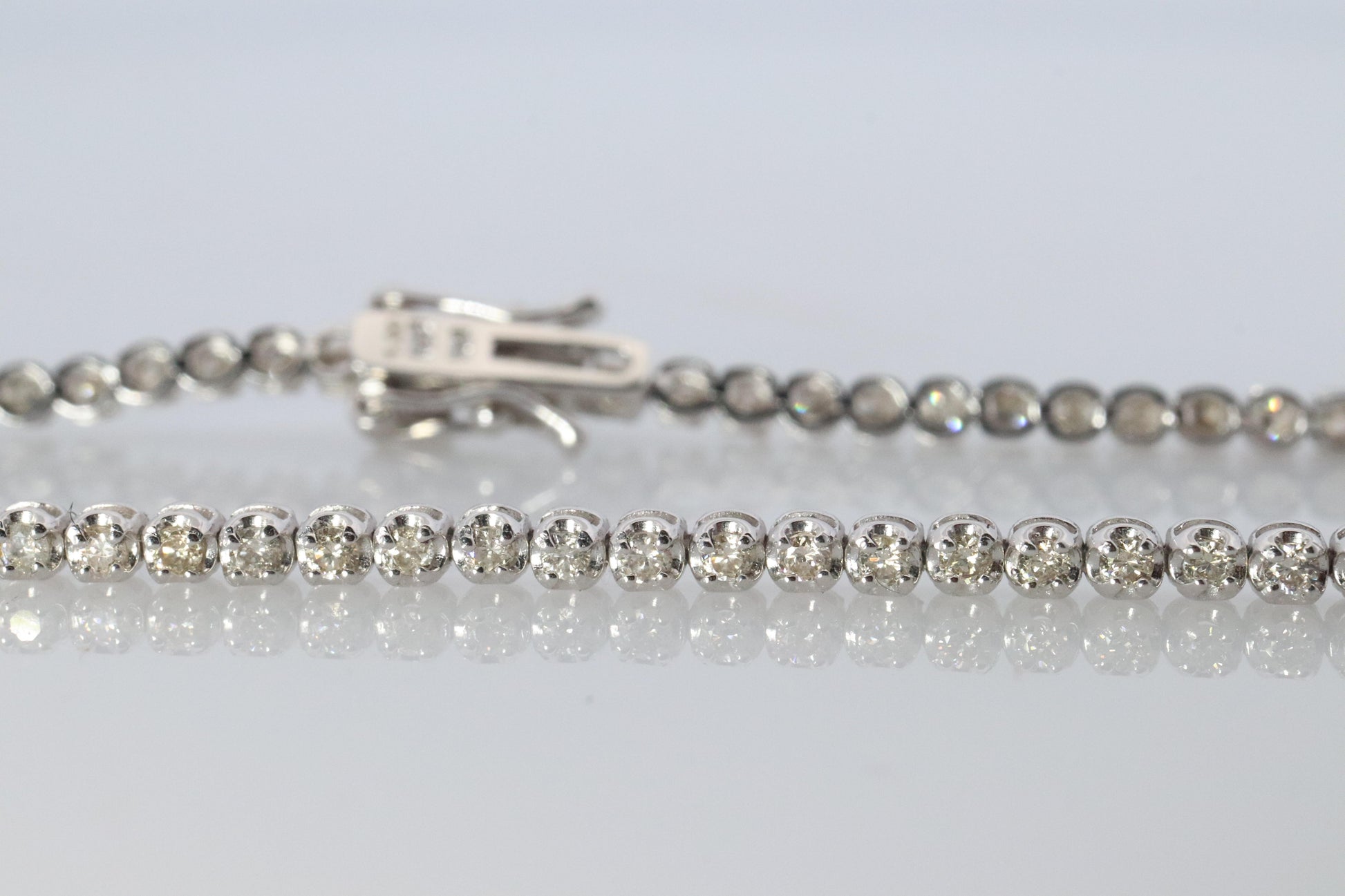 18k Diamond Tennis Bracelet. 18k White Gold round diamond Tennis bracelet. 1CTW