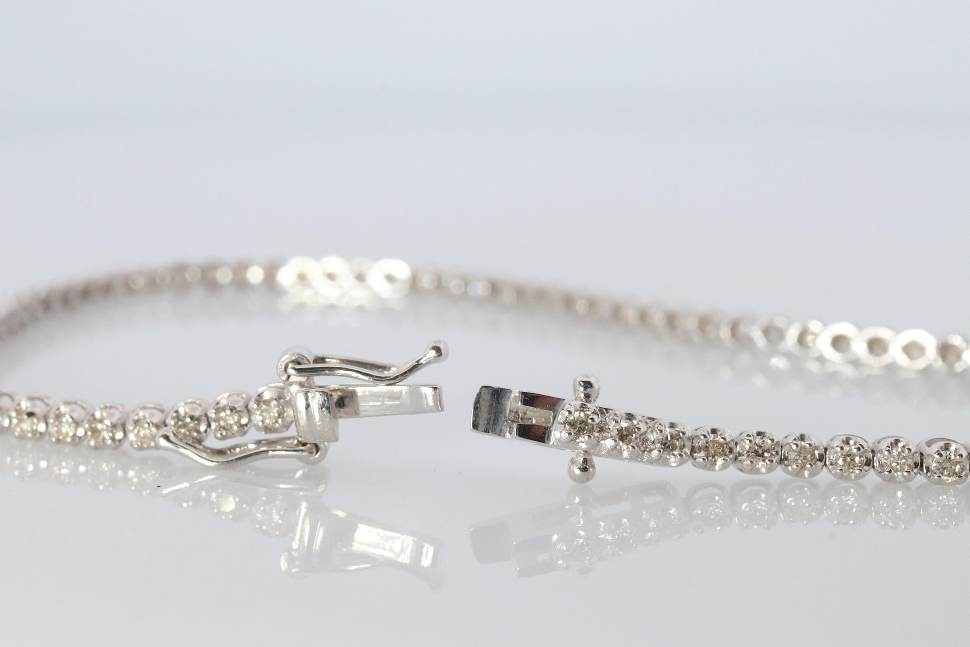 18k Diamond Tennis Bracelet. 18k White Gold round diamond Tennis bracelet. 1CTW