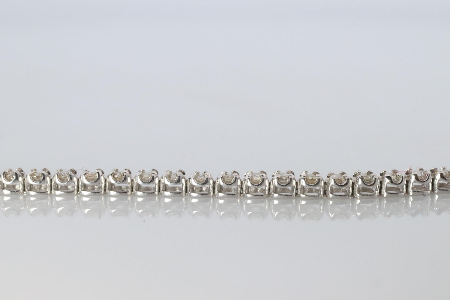 18k Diamond Tennis Bracelet. 18k White Gold round diamond Tennis bracelet. 1CTW
