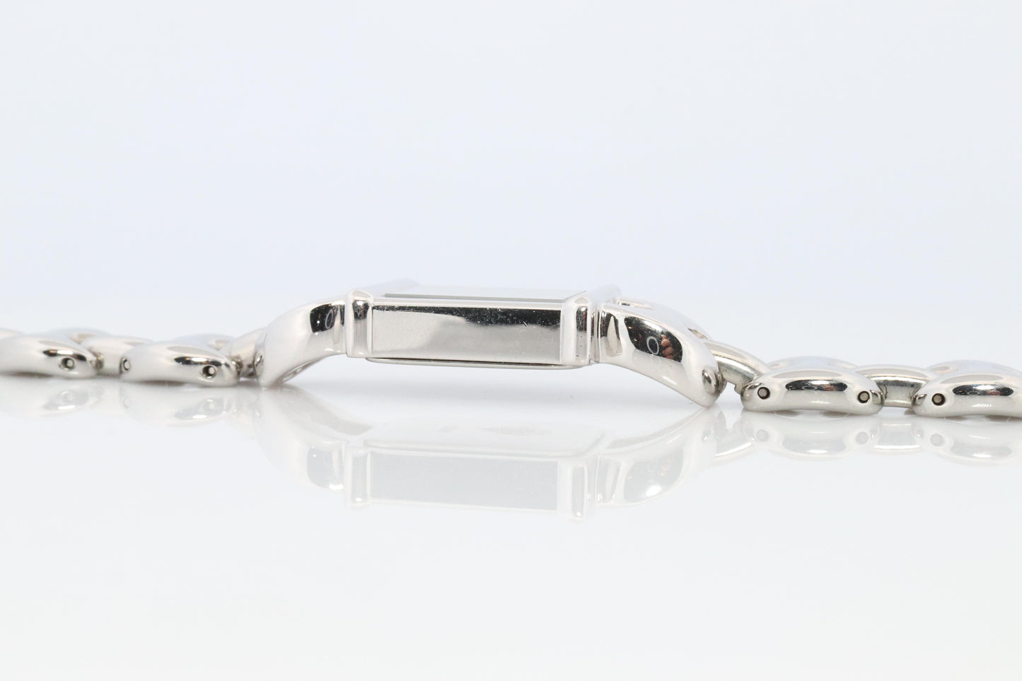 Vintage GUCCI Quartz 1800L  Watch. Gucci Ladies Silver Tone White Dial.