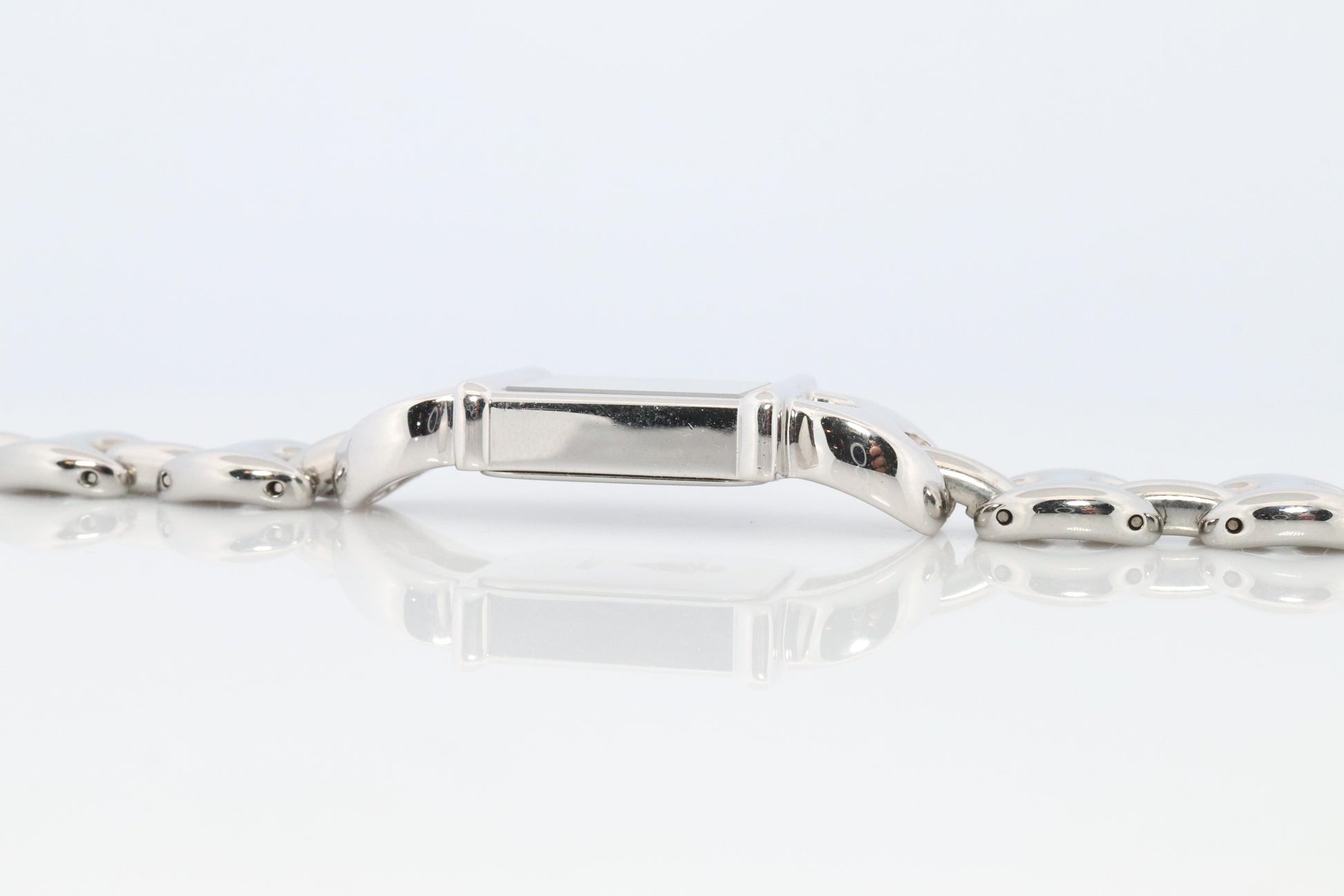 Vintage GUCCI Quartz 1800L  Watch. Gucci Ladies Silver Tone White Dial.