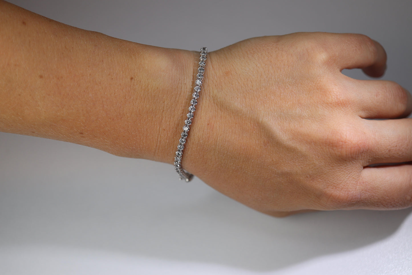 18k Diamond Tennis Bracelet. 18k White Gold round diamond Tennis bracelet. 2CTW