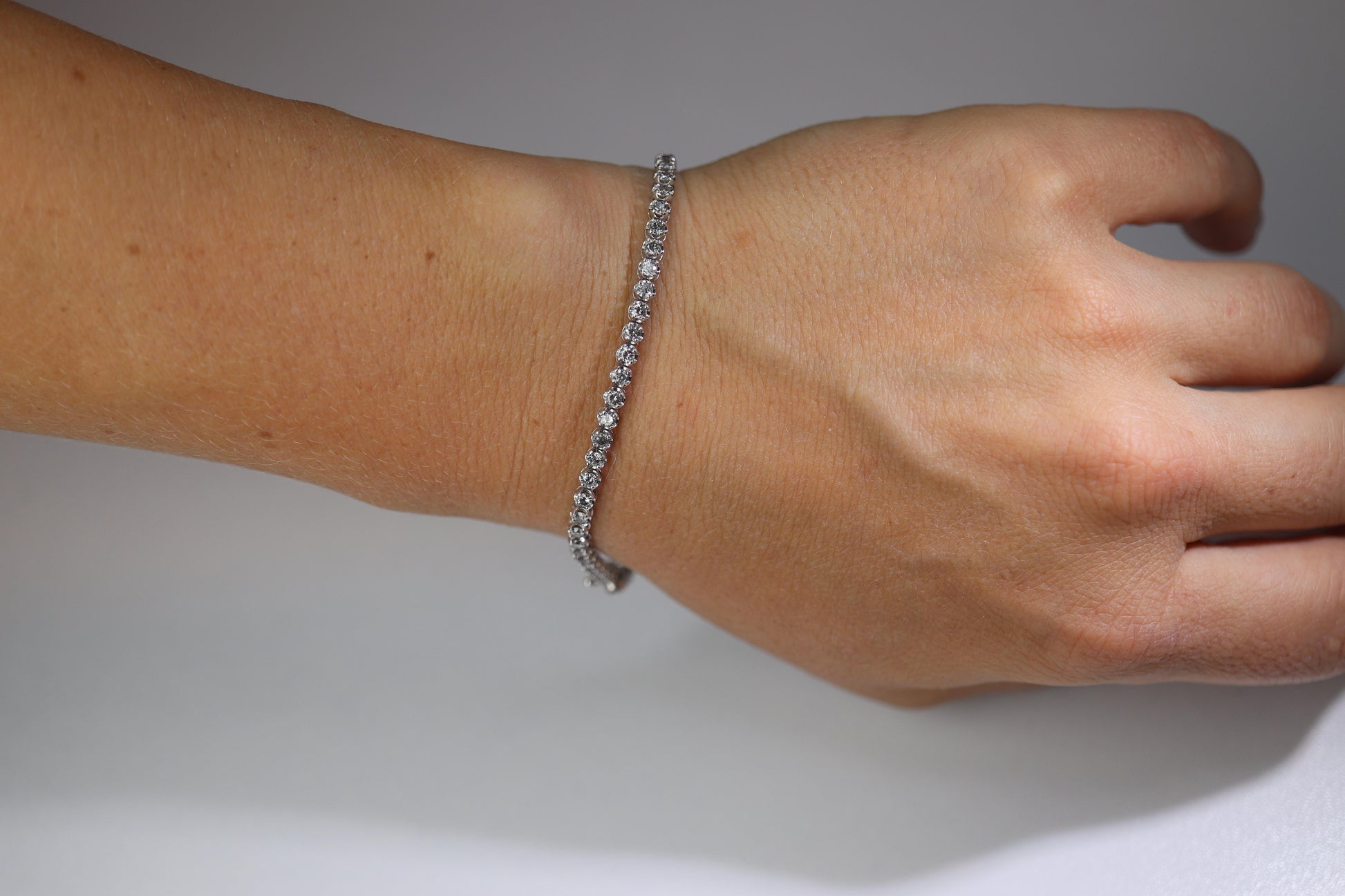 18k Diamond Tennis Bracelet. 18k White Gold round diamond Tennis bracelet. 2CTW