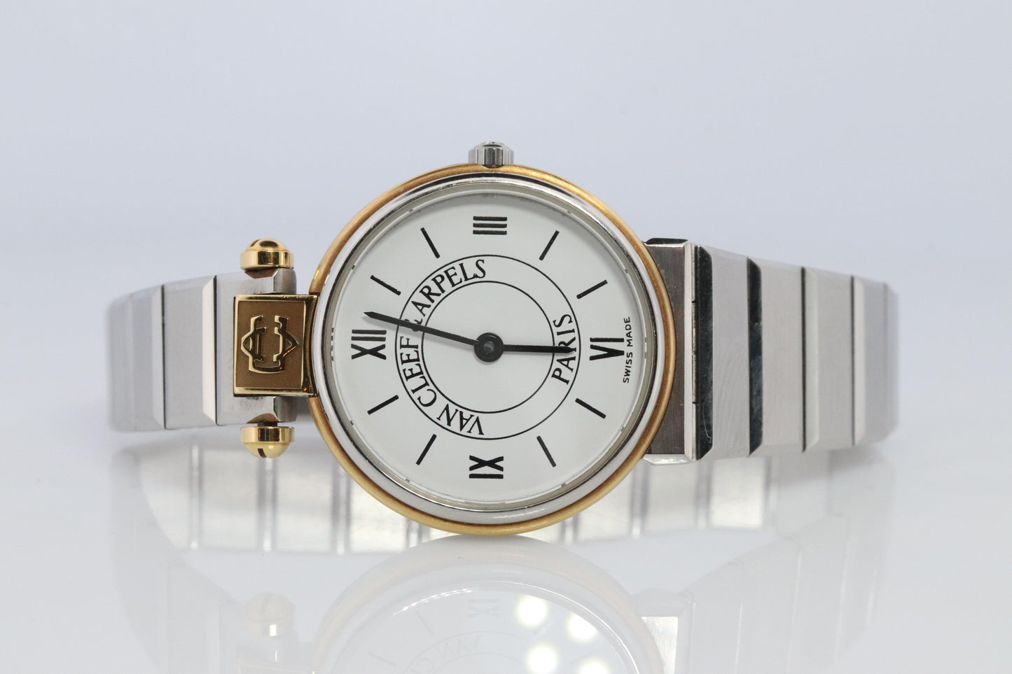 Van Cleef and Arpels 43106 LL5 watch. La Collection SS Round 24mm Watch