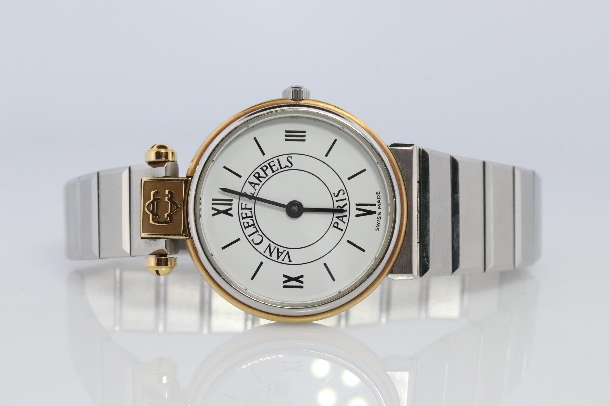 Van Cleef and Arpels 43106 LL5 watch. La Collection SS Round 24mm Watch