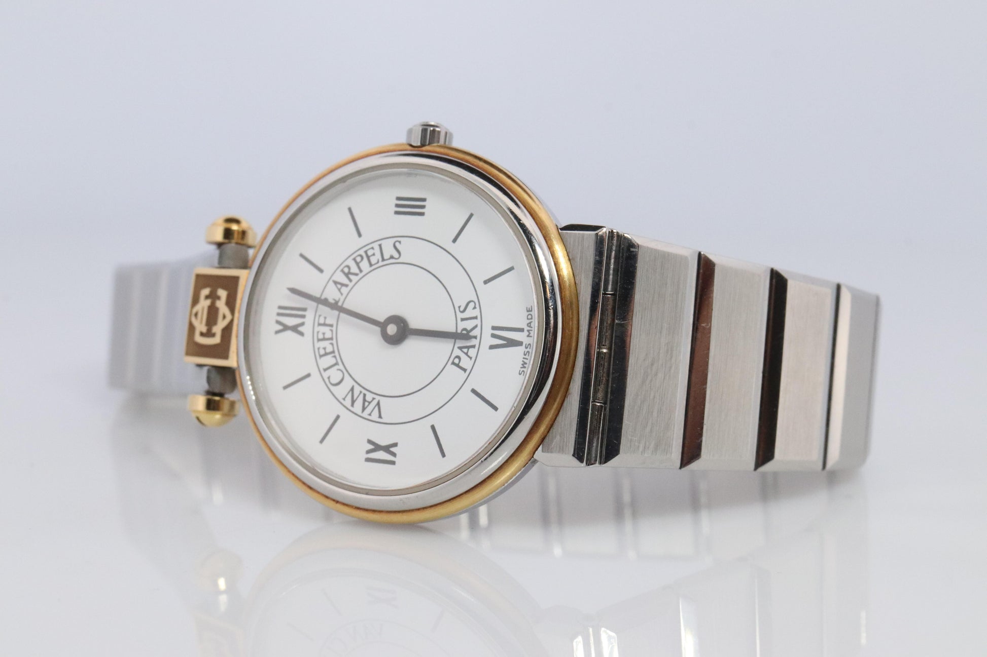 Van Cleef and Arpels 43106 LL5 watch. La Collection SS Round 24mm Watch