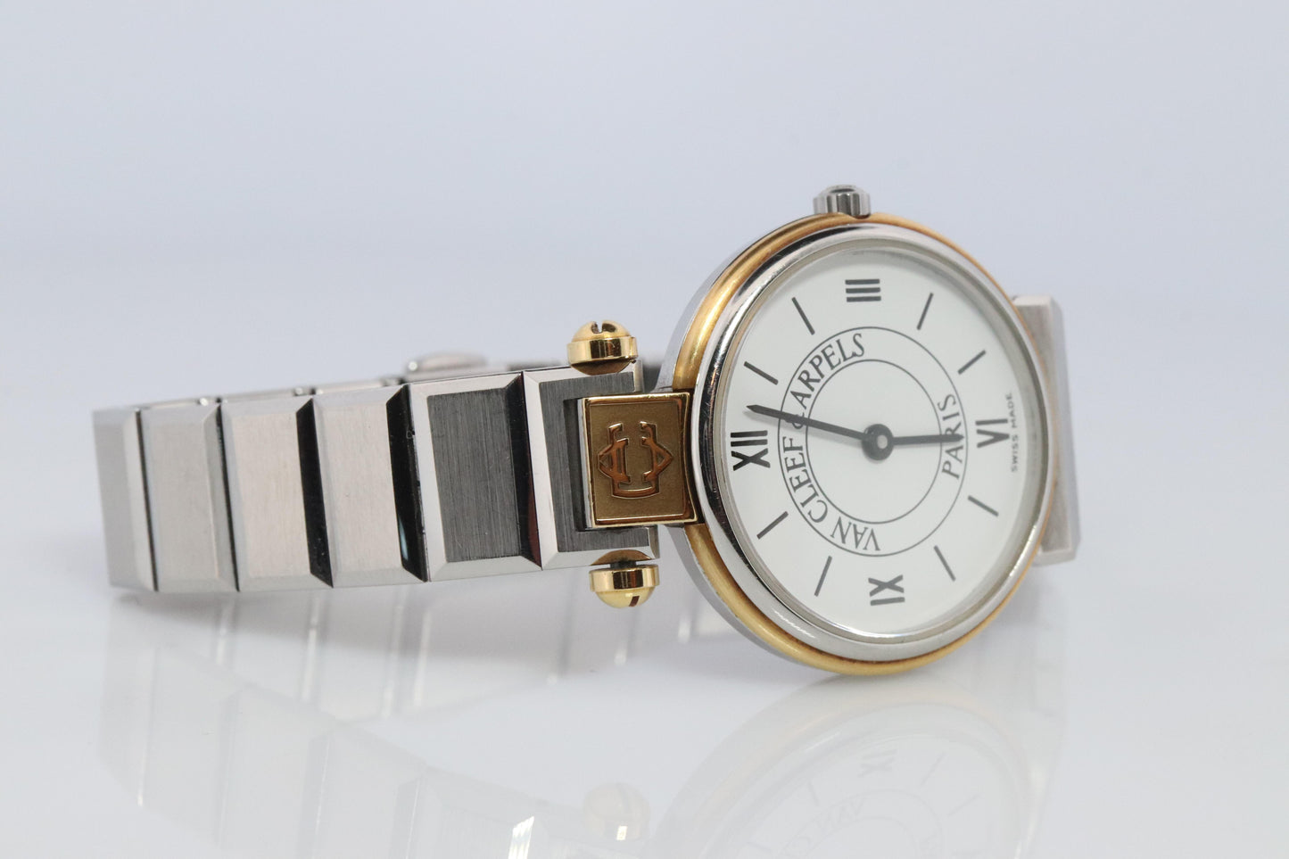 Van Cleef and Arpels 43106 LL5 watch. La Collection SS Round 24mm Watch