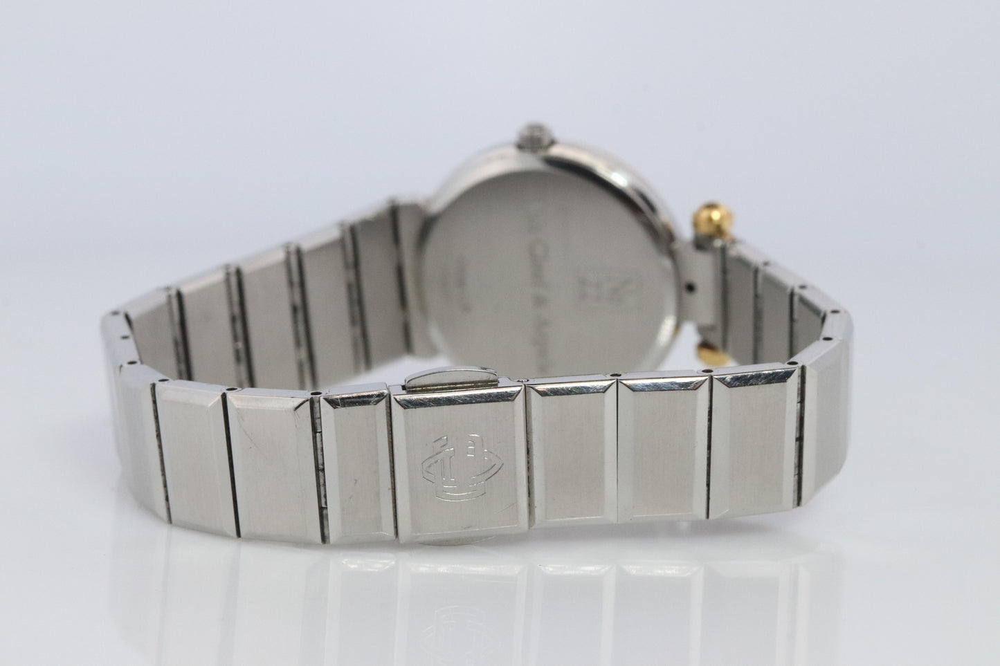 Van Cleef and Arpels 43106 LL5 watch. La Collection SS Round 24mm Watch