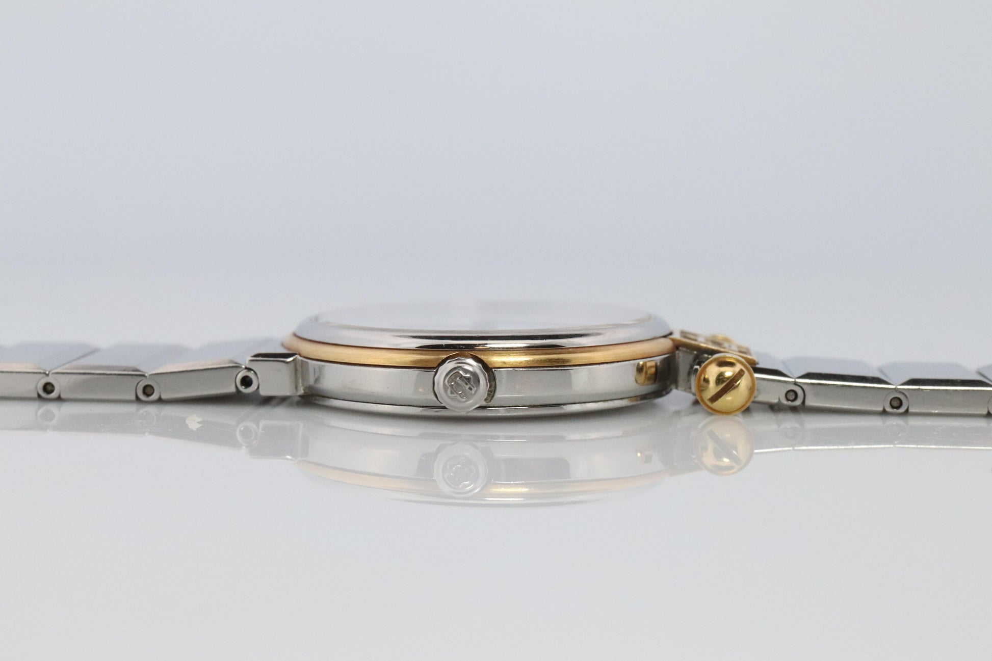 Van Cleef and Arpels 43106 LL5 watch. La Collection SS Round 24mm Watch