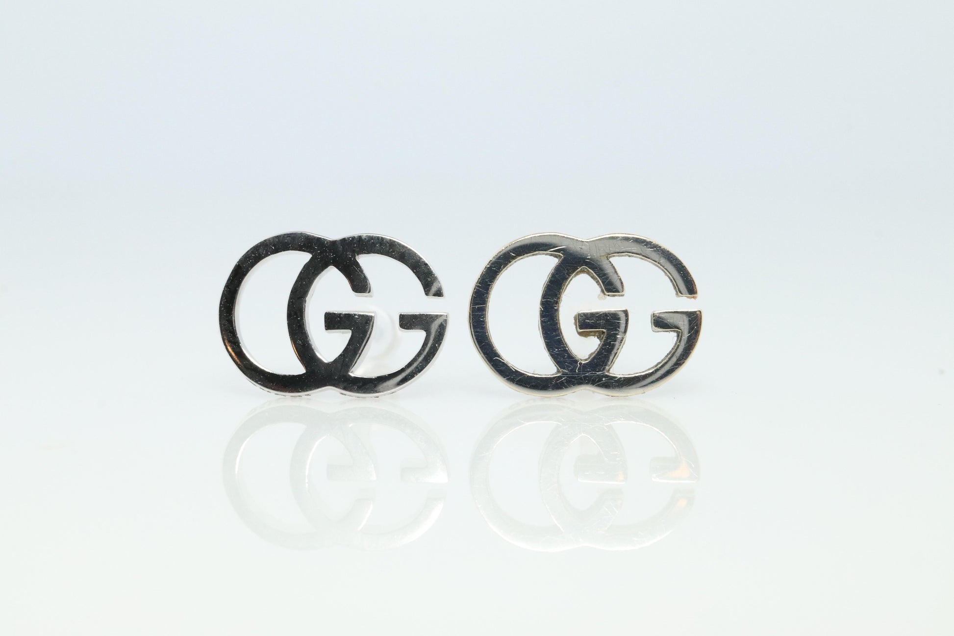 Vintage GUCCI Earrings. 18k White Gold Gucci Interlink Logo Studs
