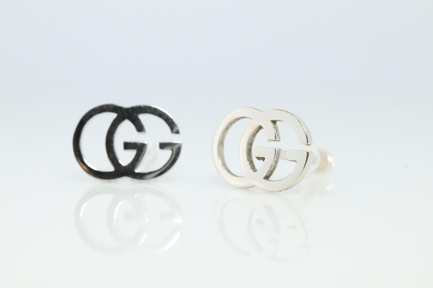 Vintage GUCCI Earrings. 18k White Gold Gucci Interlink Logo Studs