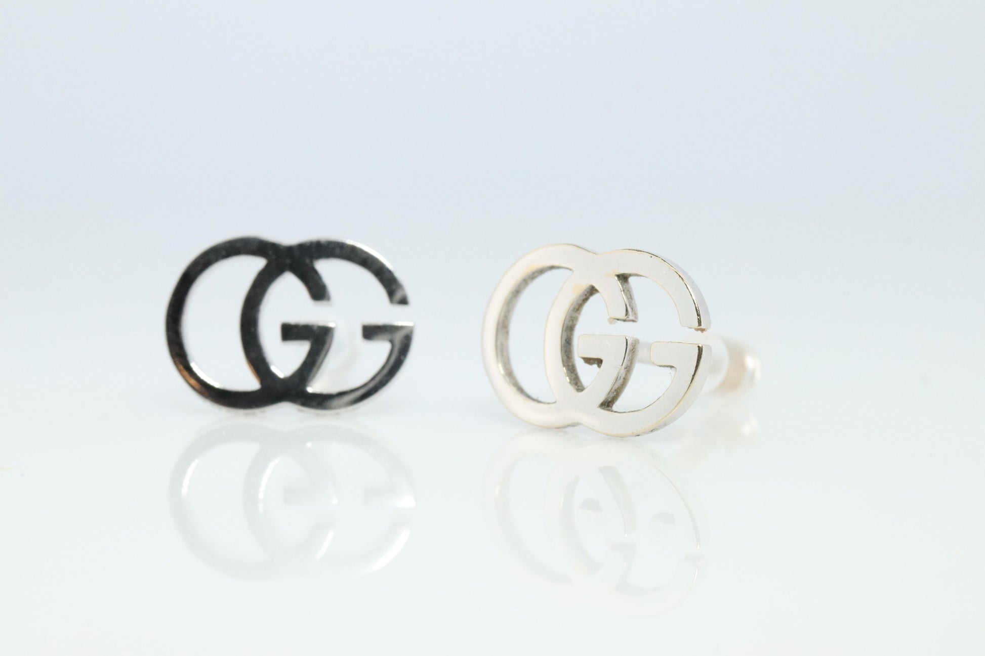 Vintage GUCCI Earrings. 18k White Gold Gucci Interlink Logo Studs