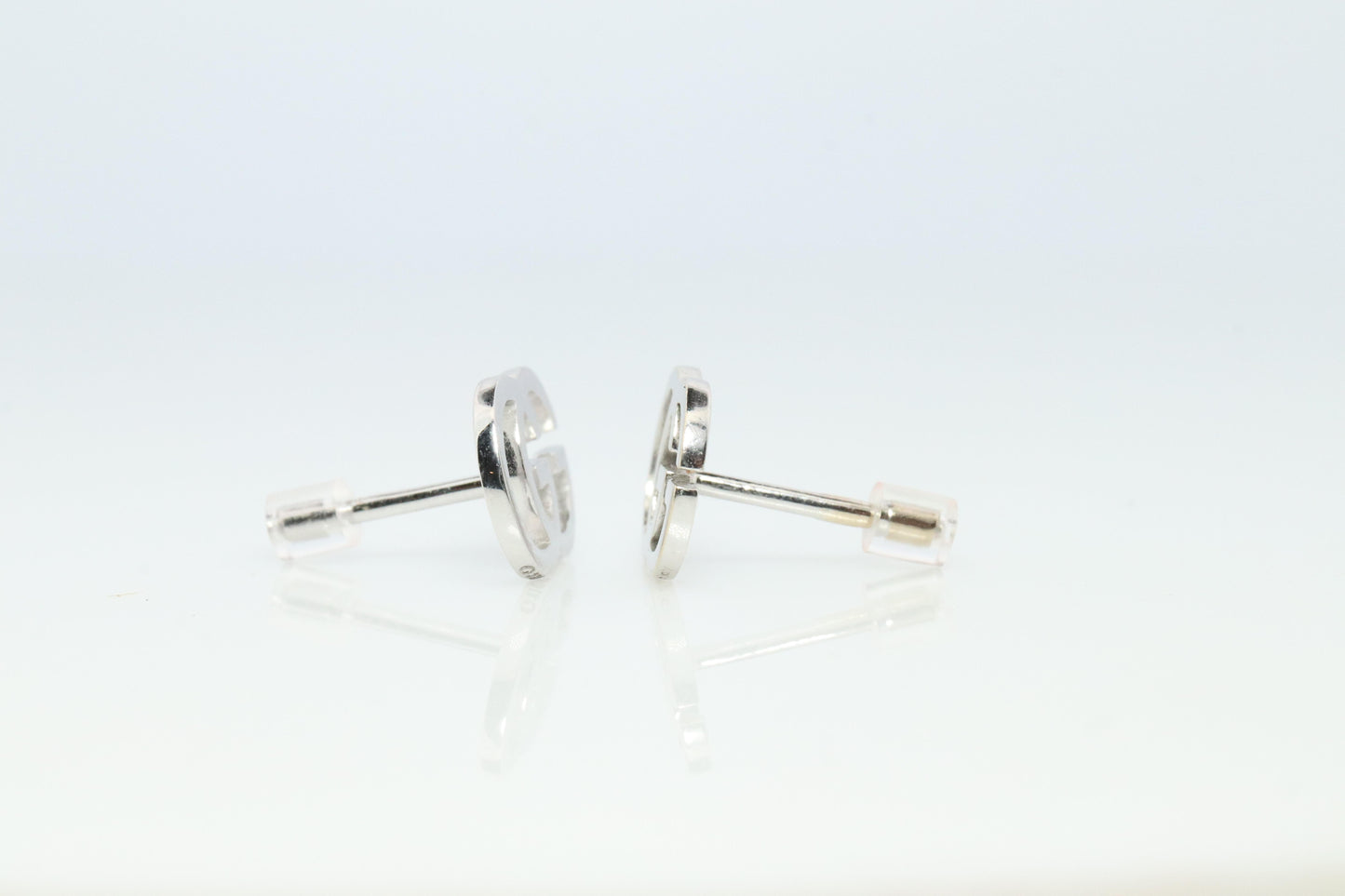 Vintage GUCCI Earrings. 18k White Gold Gucci Interlink Logo Studs