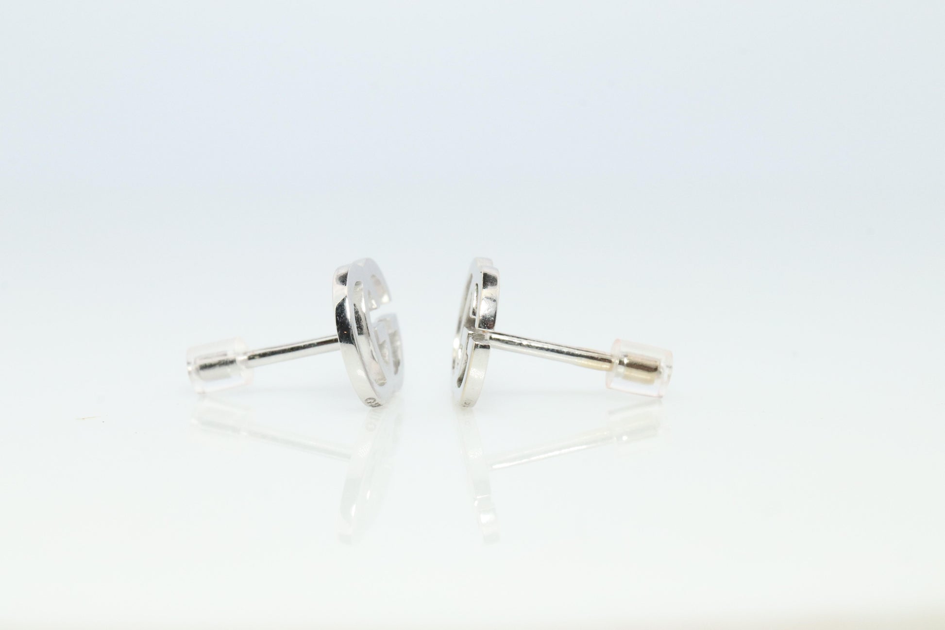 Vintage GUCCI Earrings. 18k White Gold Gucci Interlink Logo Studs