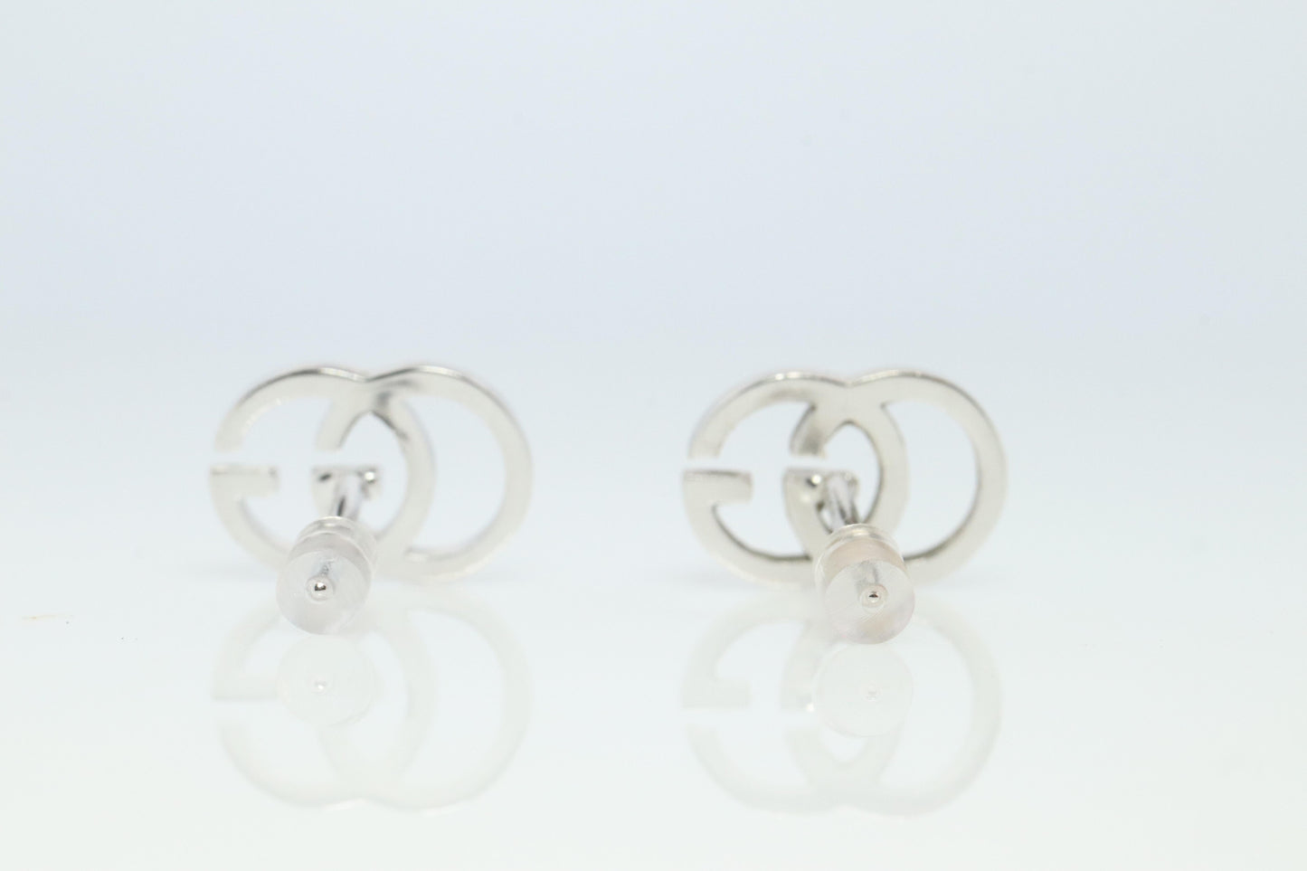 Vintage GUCCI Earrings. 18k White Gold Gucci Interlink Logo Studs
