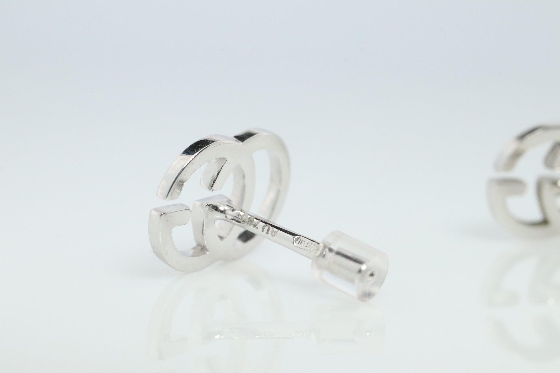Vintage GUCCI Earrings. 18k White Gold Gucci Interlink Logo Studs