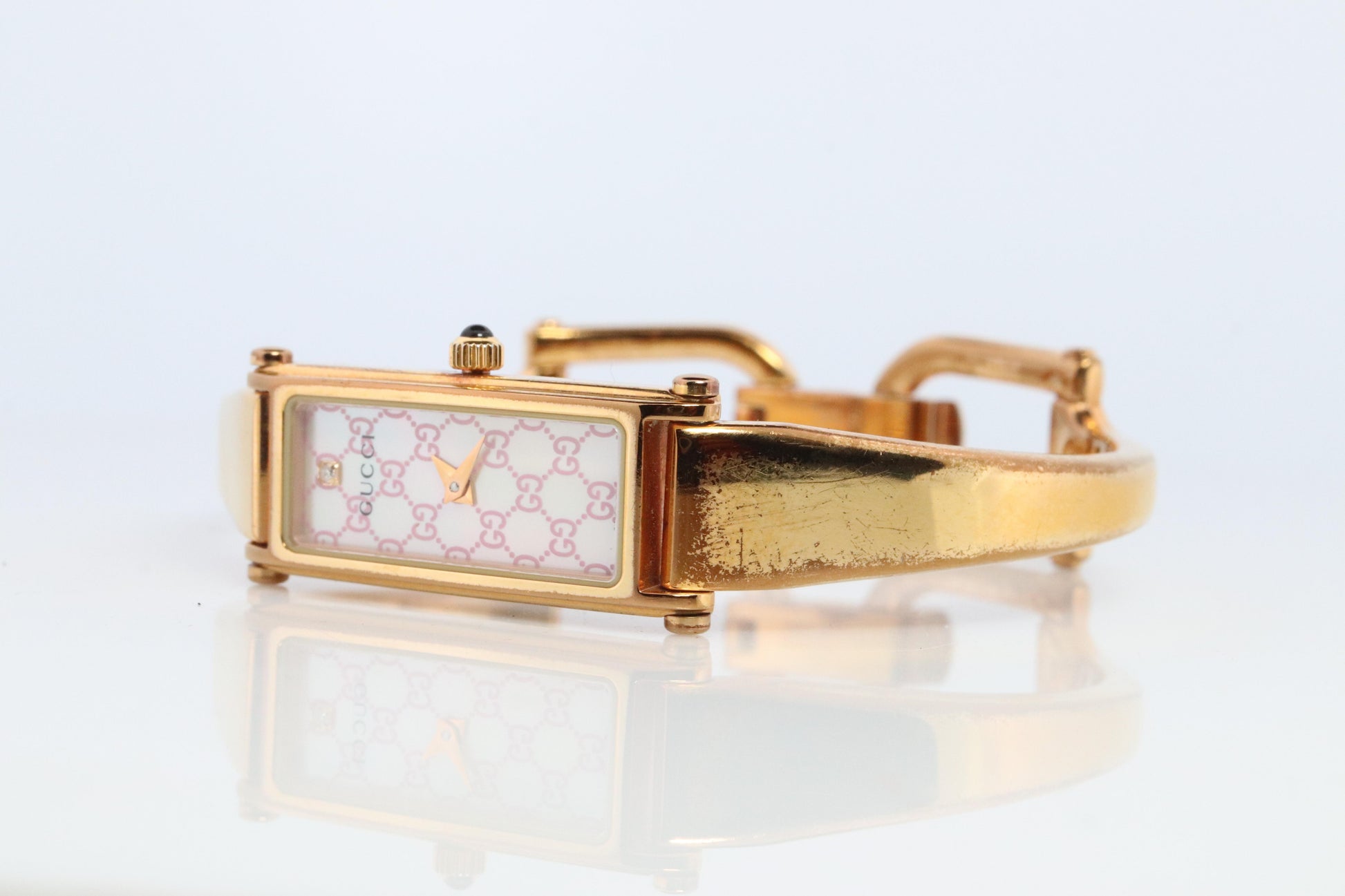 Vintage GUCCI 1500L Quartz Wrist Watch. Gucci Gold tone LOGO Bangle Watch