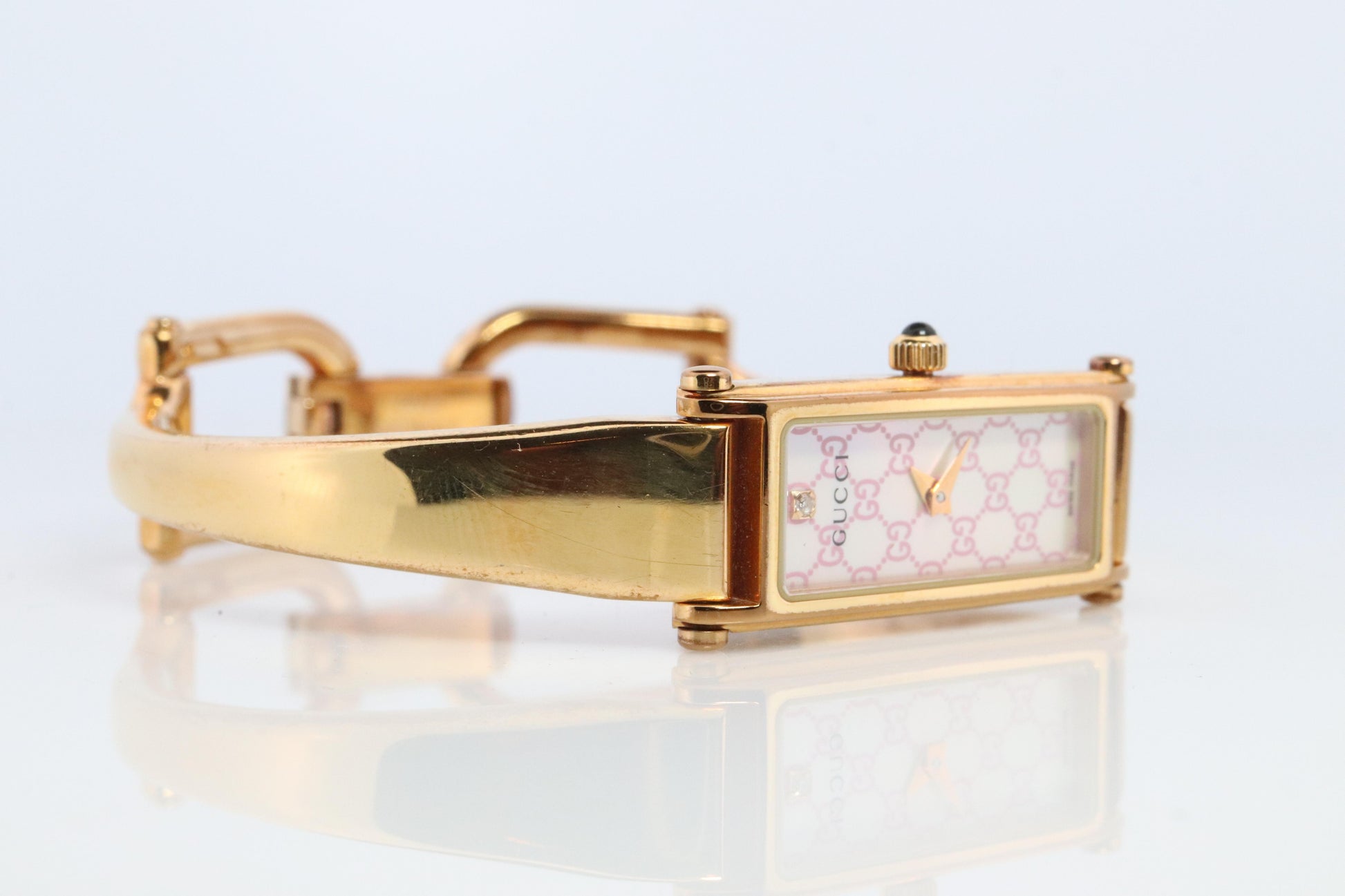Vintage GUCCI 1500L Quartz Wrist Watch. Gucci Gold tone LOGO Bangle Watch