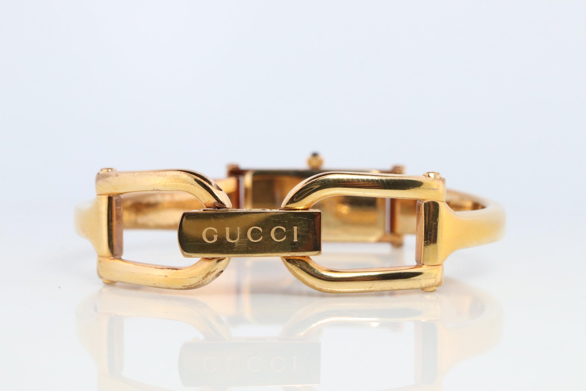 Vintage GUCCI 1500L Quartz Wrist Watch. Gucci Gold tone LOGO Bangle Watch