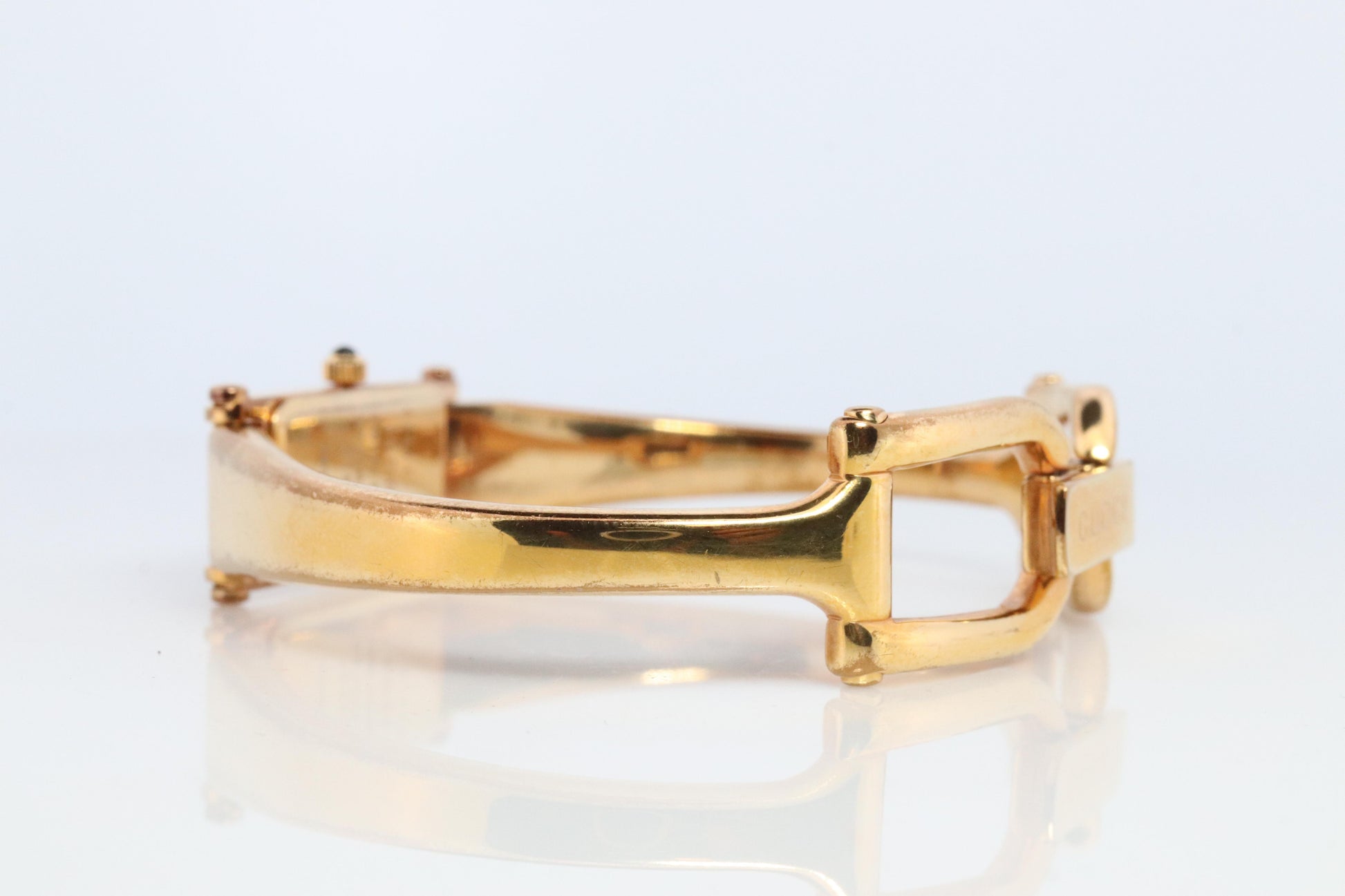 Vintage GUCCI 1500L Quartz Wrist Watch. Gucci Gold tone LOGO Bangle Watch