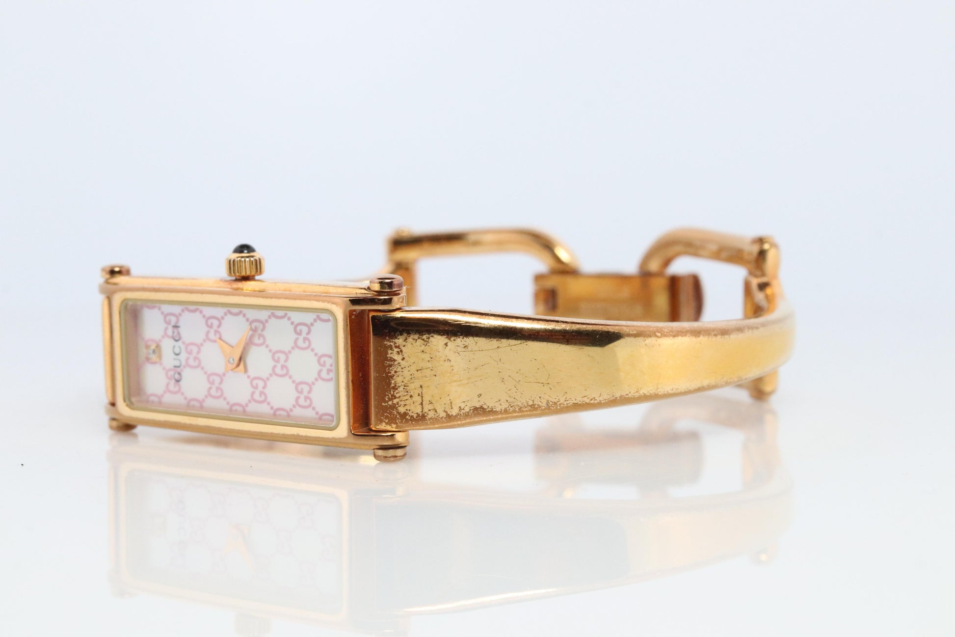 Vintage GUCCI 1500L Quartz Wrist Watch. Gucci Gold tone LOGO Bangle Watch