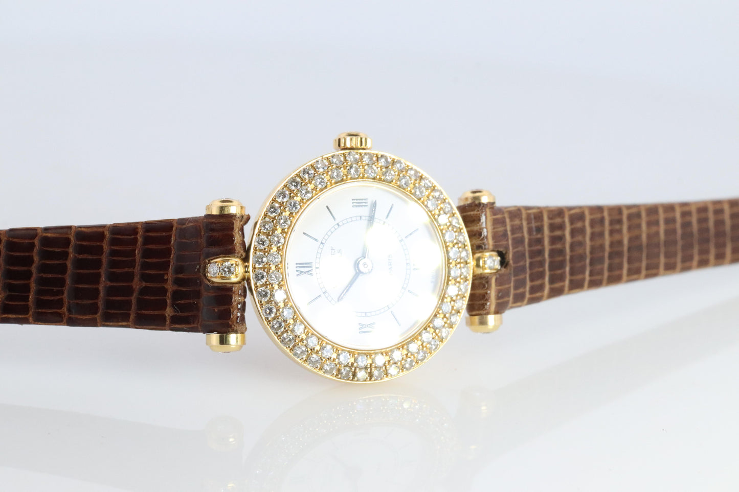 Van Cleef and Arpels 18932 B2 watch. 18k Gold VCA Classique Diamond Bezel.