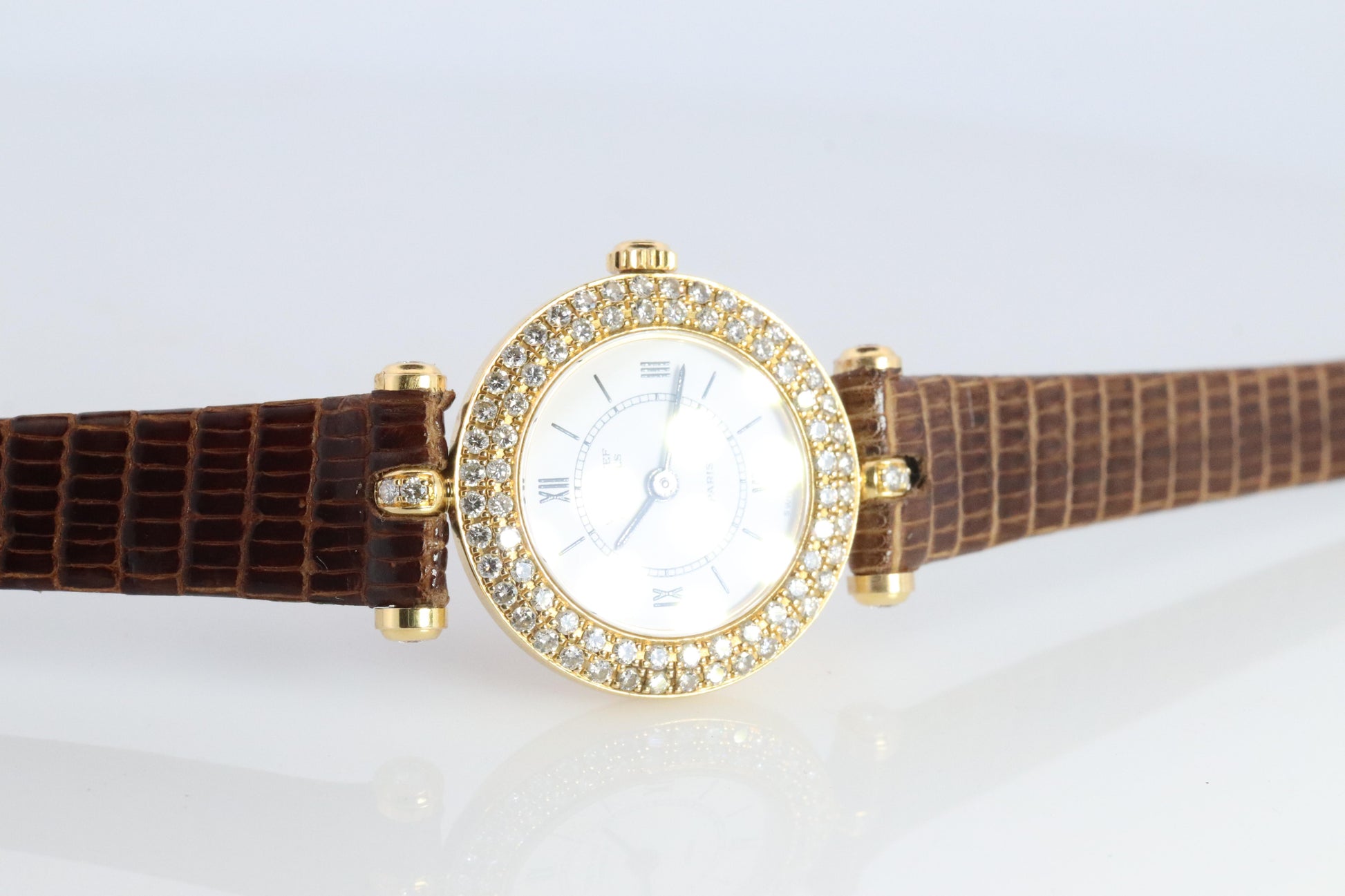 Van Cleef and Arpels 18932 B2 watch. 18k Gold VCA Classique Diamond Bezel.