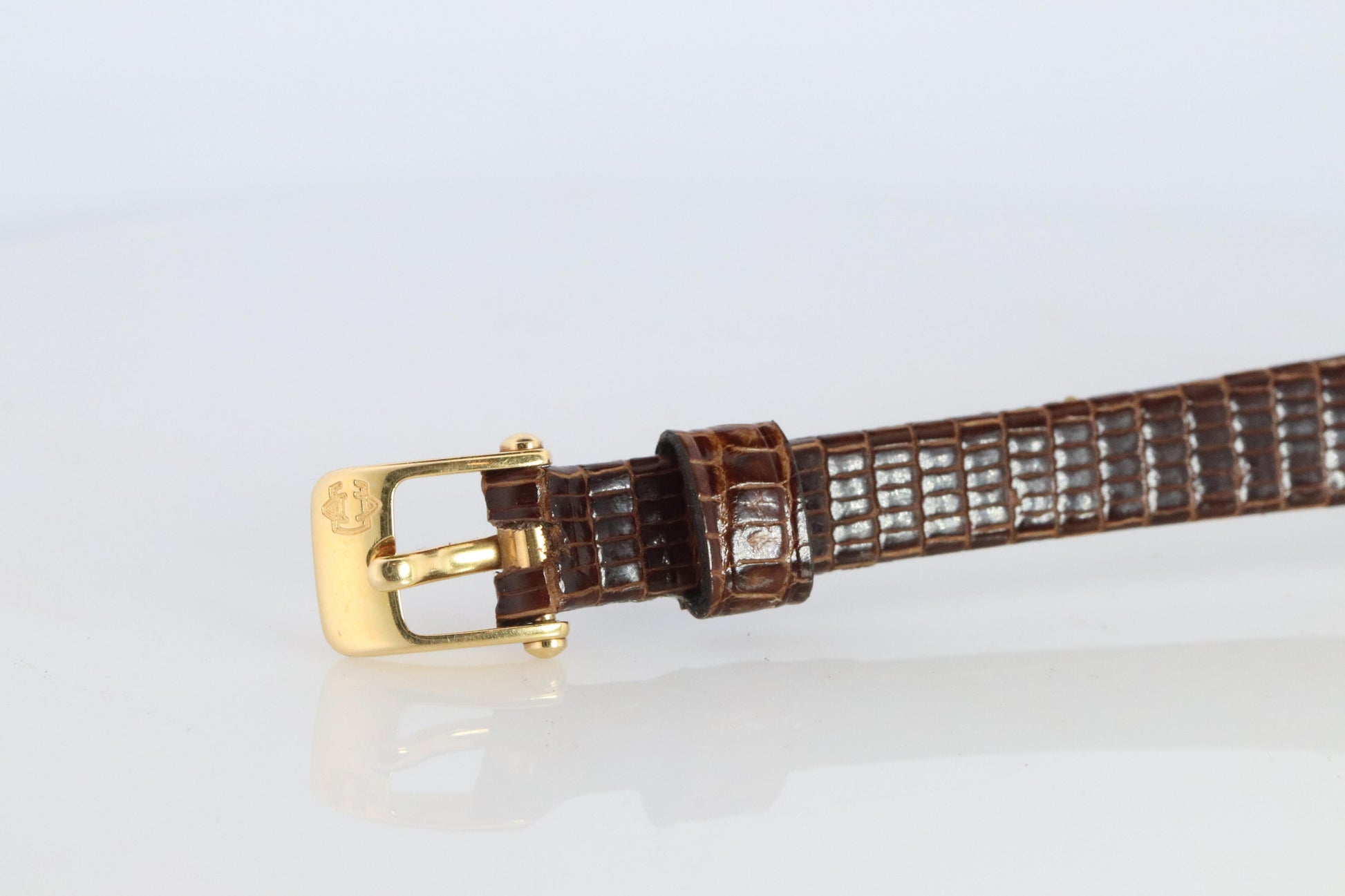 Van Cleef and Arpels 18932 B2 watch. 18k Gold VCA Classique Diamond Bezel.