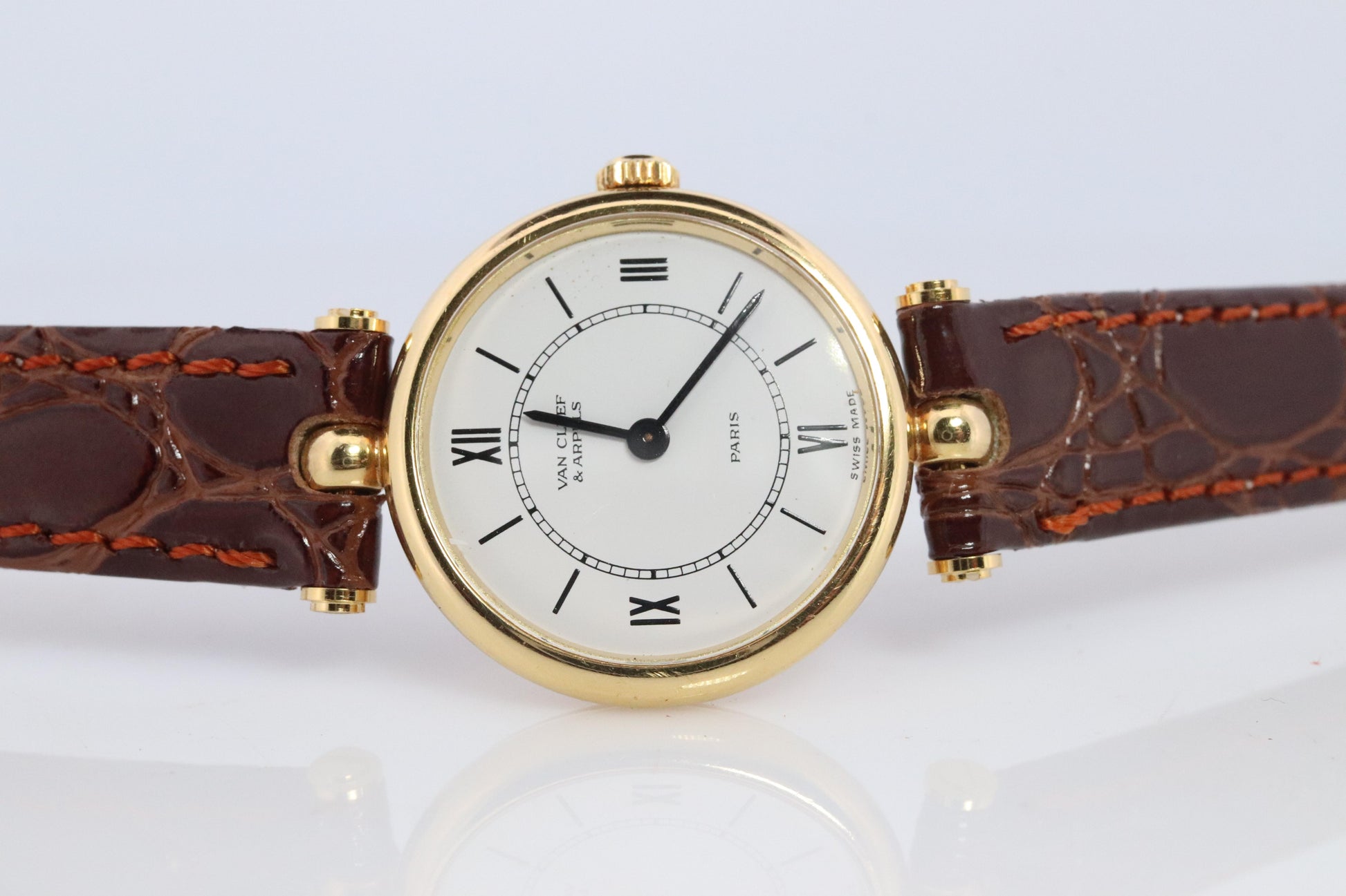 Van Cleef and Arpels 18901 watch. 18k Gold VCA La Classique Ladies Watch.