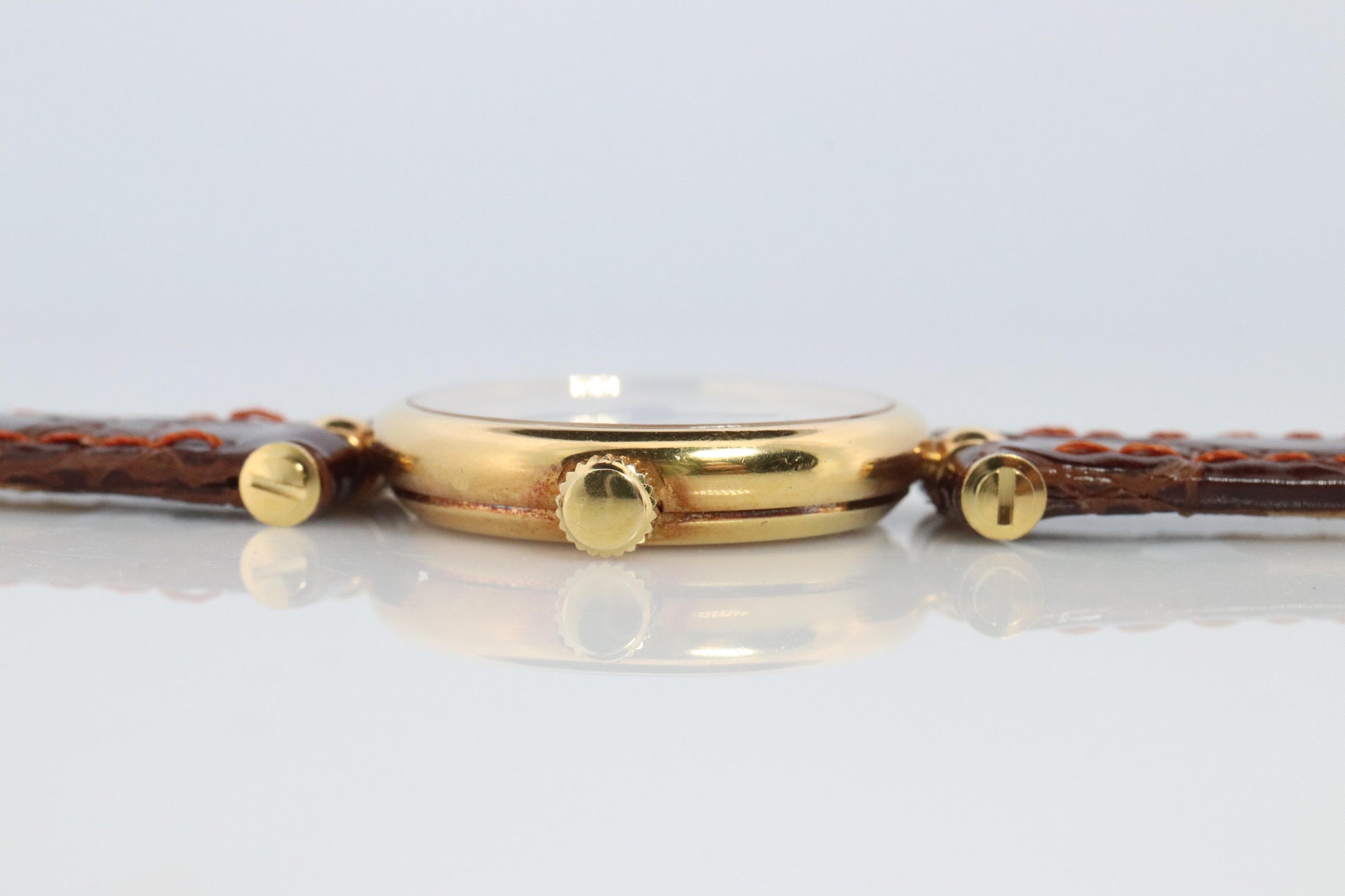 Van Cleef and Arpels 18901 watch. 18k Gold VCA La Classique Ladies Watch.