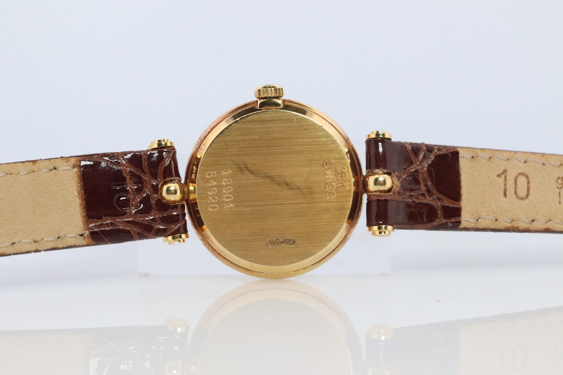Van Cleef and Arpels 18901 watch. 18k Gold VCA La Classique Ladies Watch.