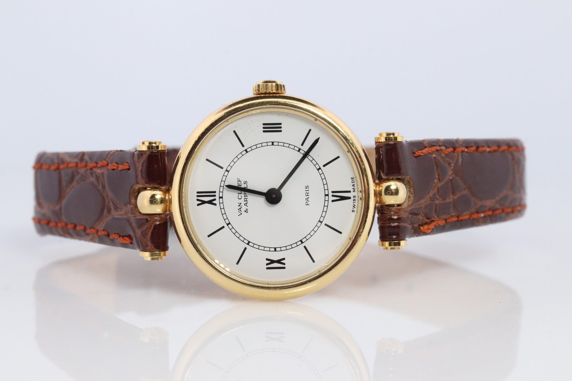 Van Cleef and Arpels 18901 watch. 18k Gold VCA La Classique Ladies Watch.