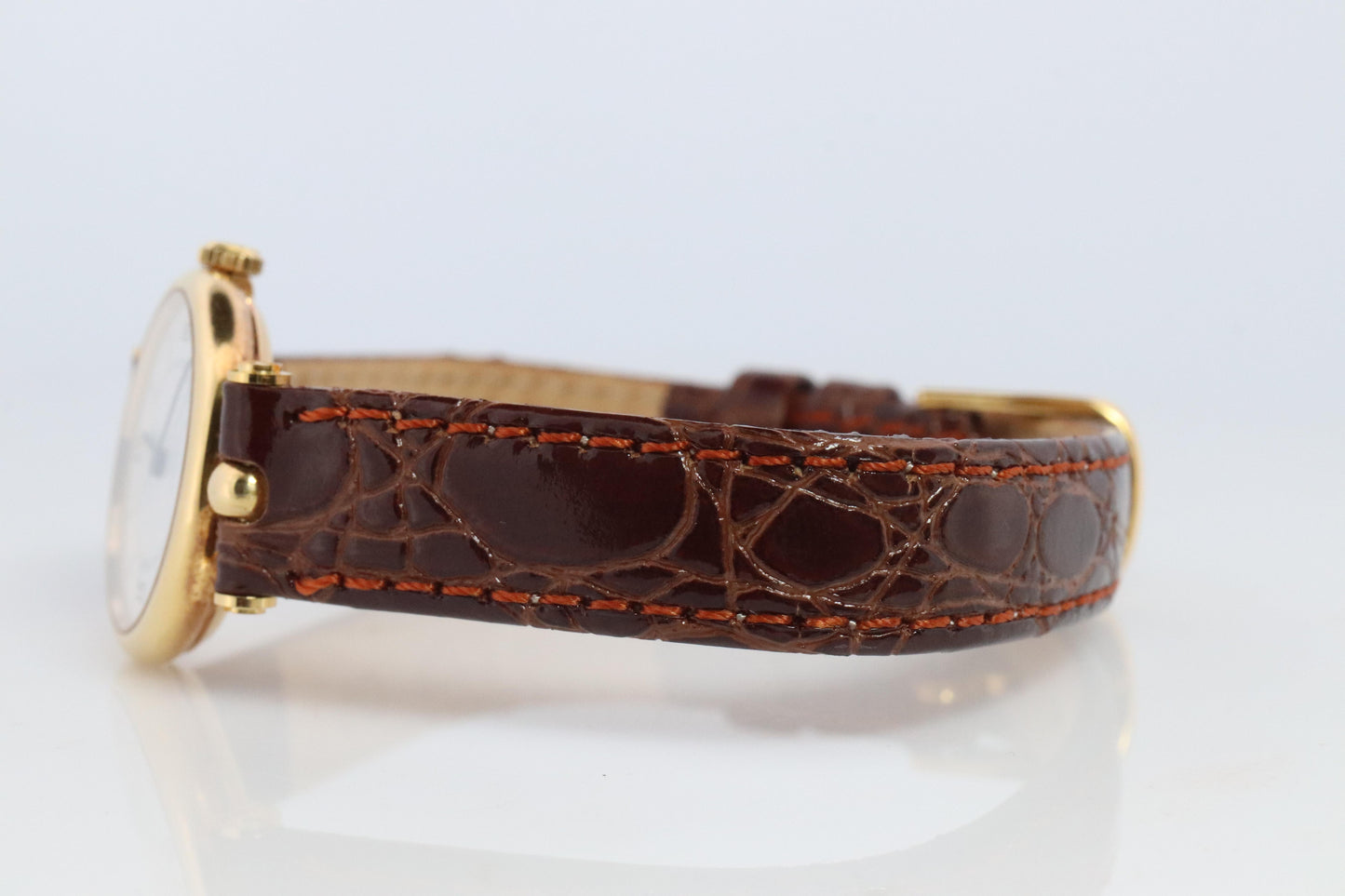 Van Cleef and Arpels 18901 watch. 18k Gold VCA La Classique Ladies Watch.