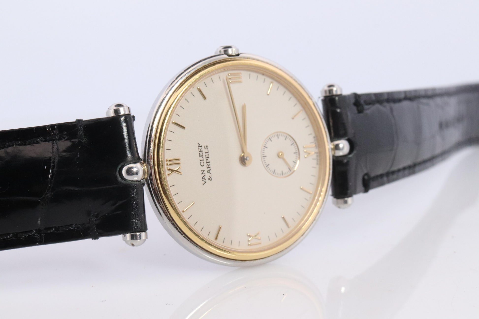 Van Cleef and Arpels 415 104 watch. La Collection 18k SS Round 32mm Watch