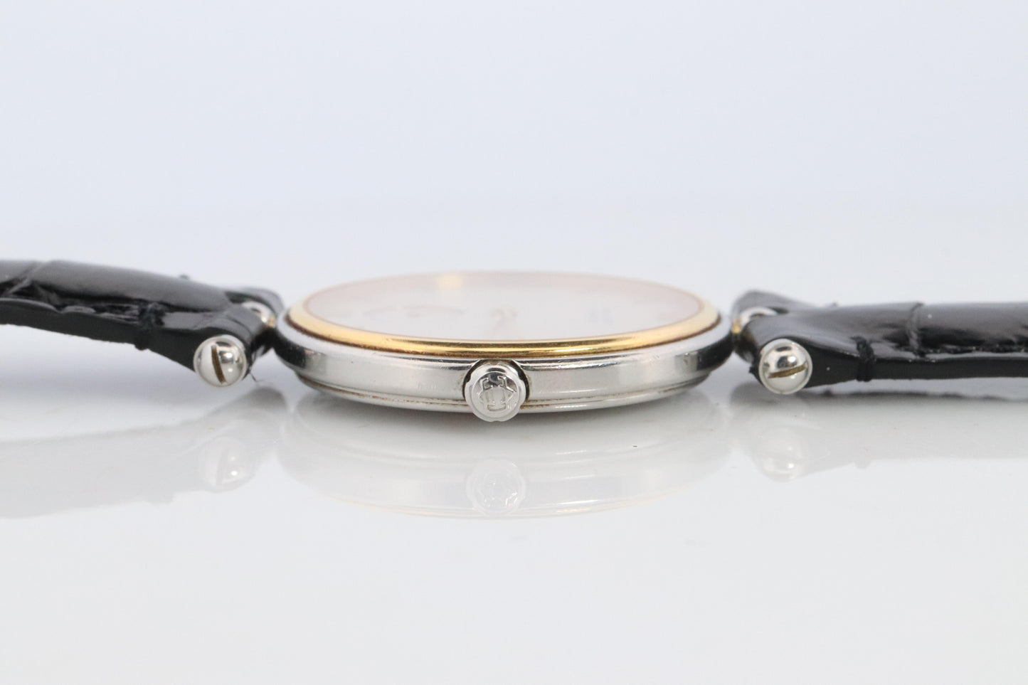 Van Cleef and Arpels 415 104 watch. La Collection 18k SS Round 32mm Watch