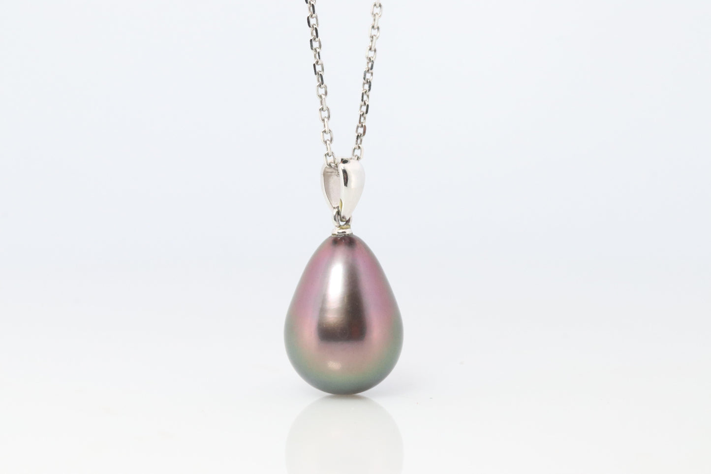 Mikimoto Pendant. Genuine 18k Gold Mikimoto Tahitian Pearl Necklace