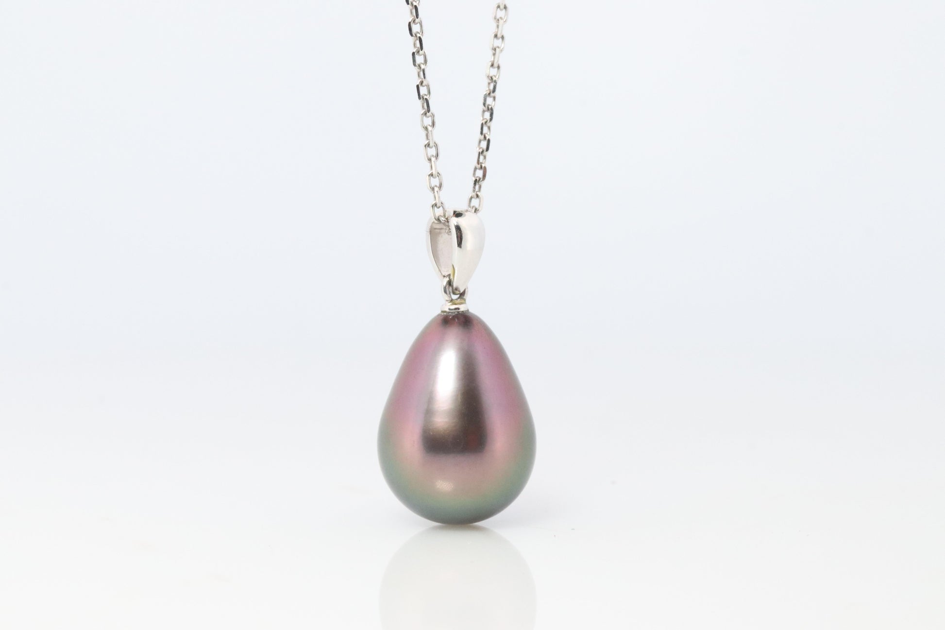 Mikimoto Pendant. Genuine 18k Gold Mikimoto Tahitian Pearl Necklace