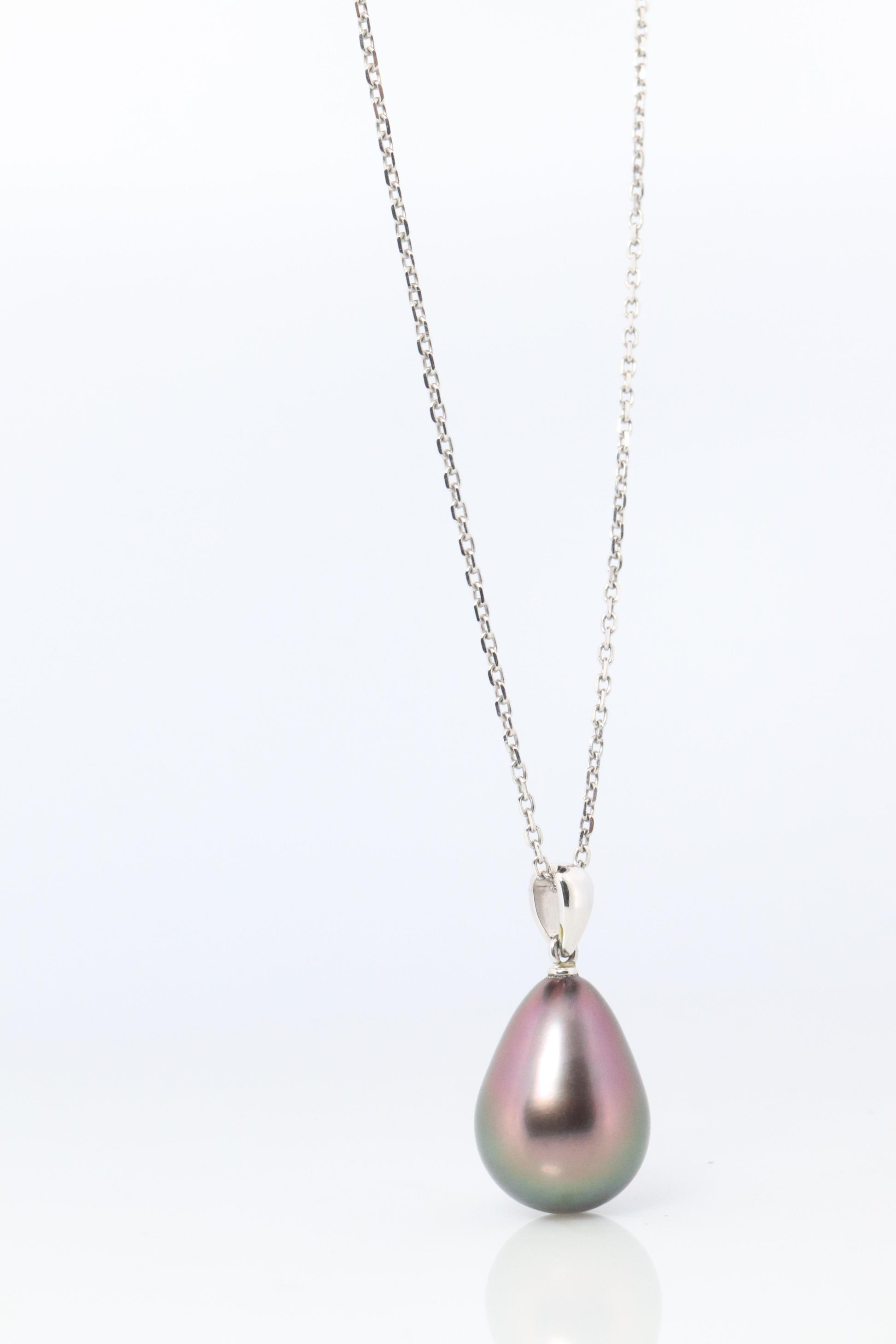 Mikimoto Pendant. Genuine 18k Gold Mikimoto Tahitian Pearl Necklace