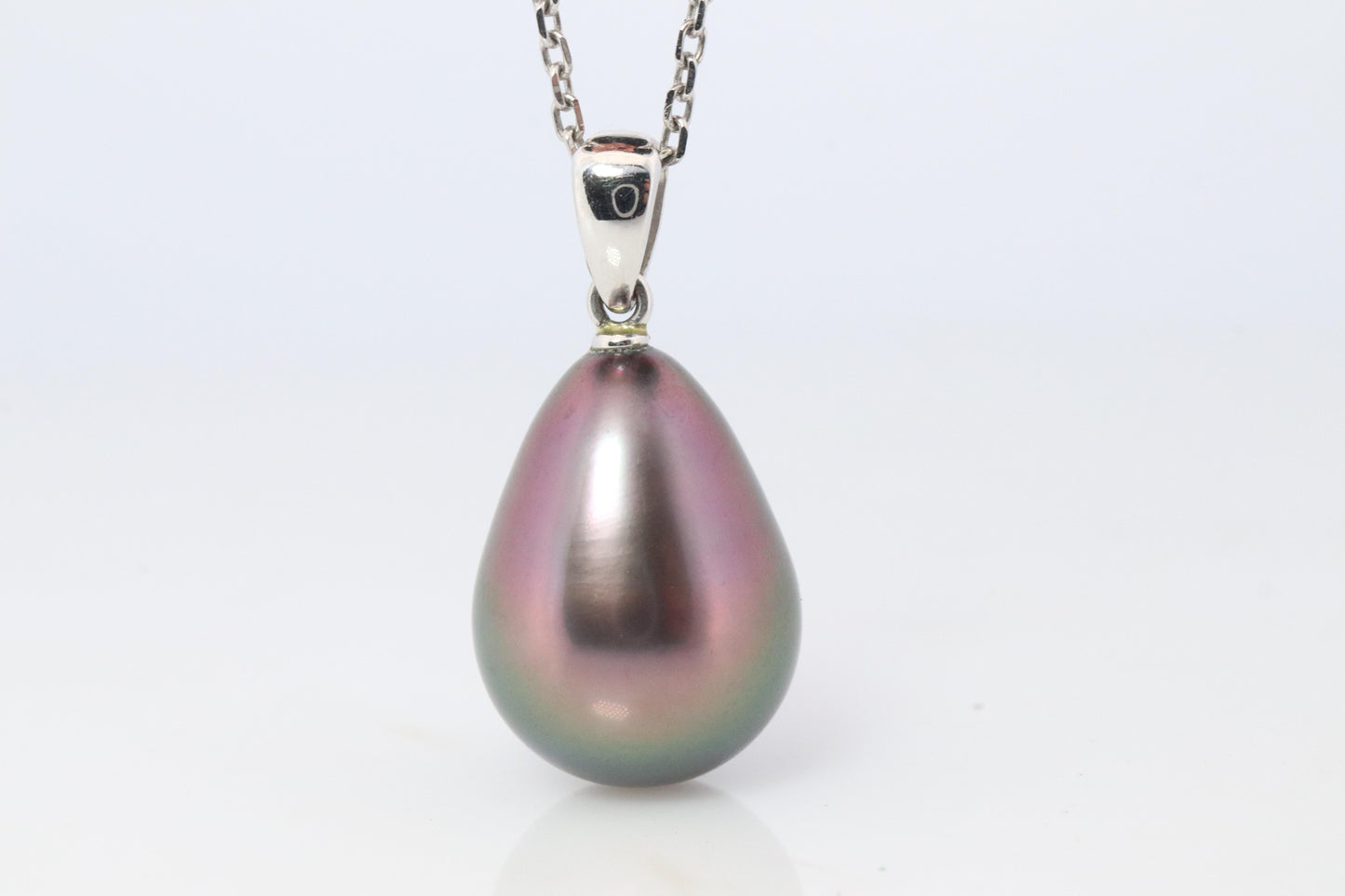 Mikimoto Pendant. Genuine 18k Gold Mikimoto Tahitian Pearl Necklace