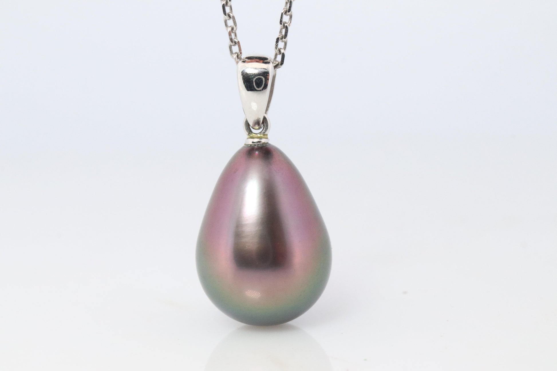 Mikimoto Pendant. Genuine 18k Gold Mikimoto Tahitian Pearl Necklace