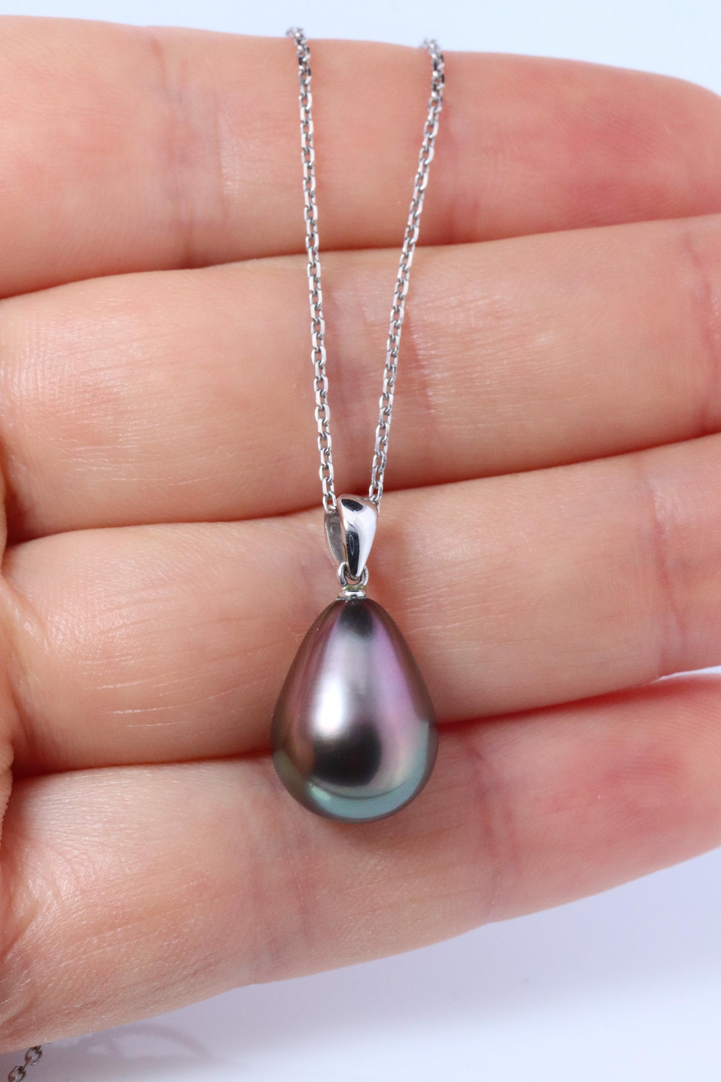 Mikimoto Pendant. Genuine 18k Gold Mikimoto Tahitian Pearl Necklace