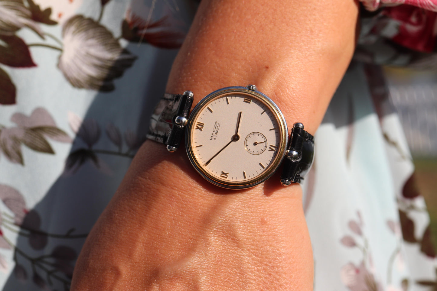 Van Cleef and Arpels 415 104 watch. La Collection 18k SS Round 32mm Watch