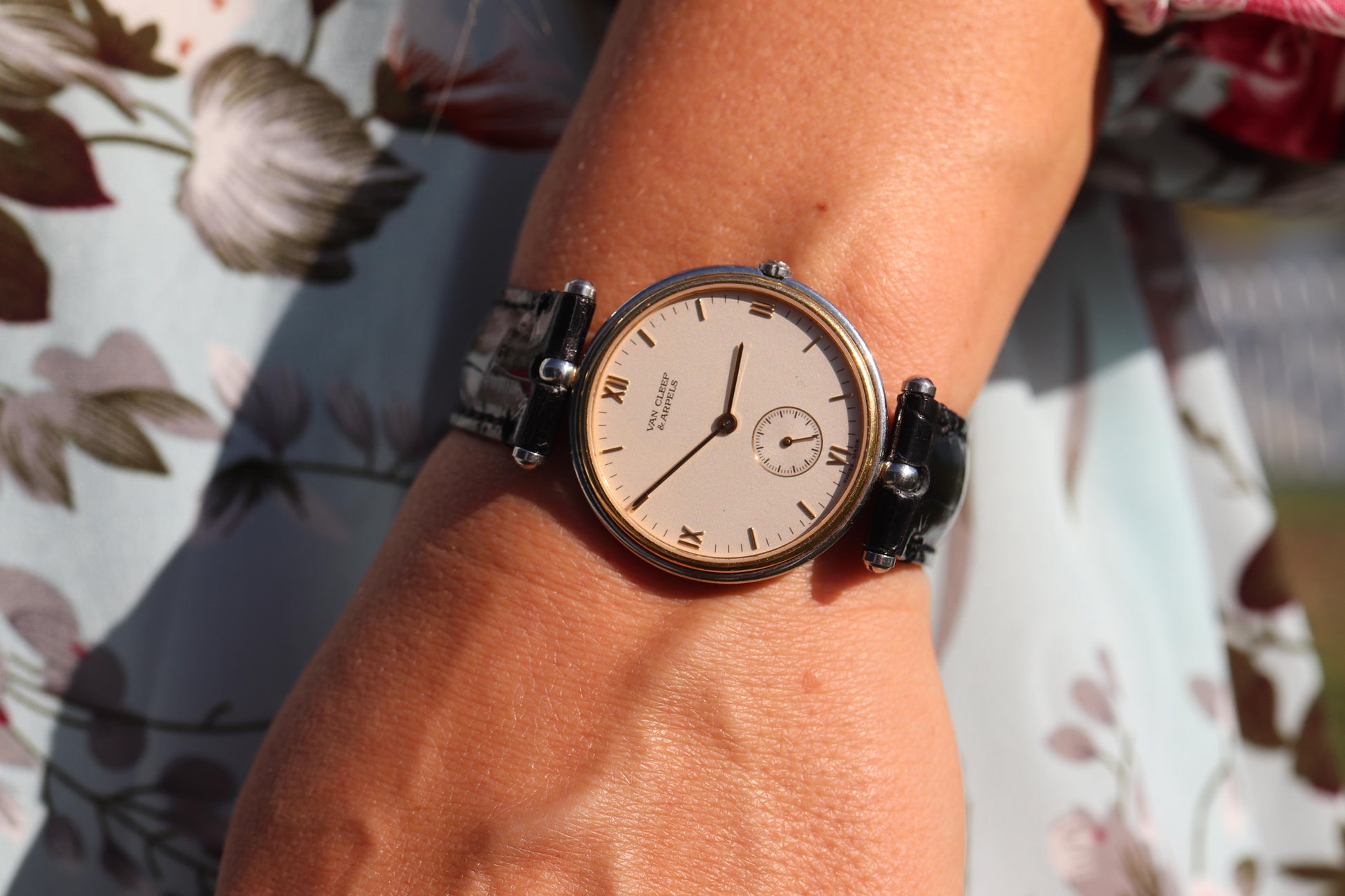 Van Cleef and Arpels 415 104 watch. La Collection 18k SS Round 32mm Watch