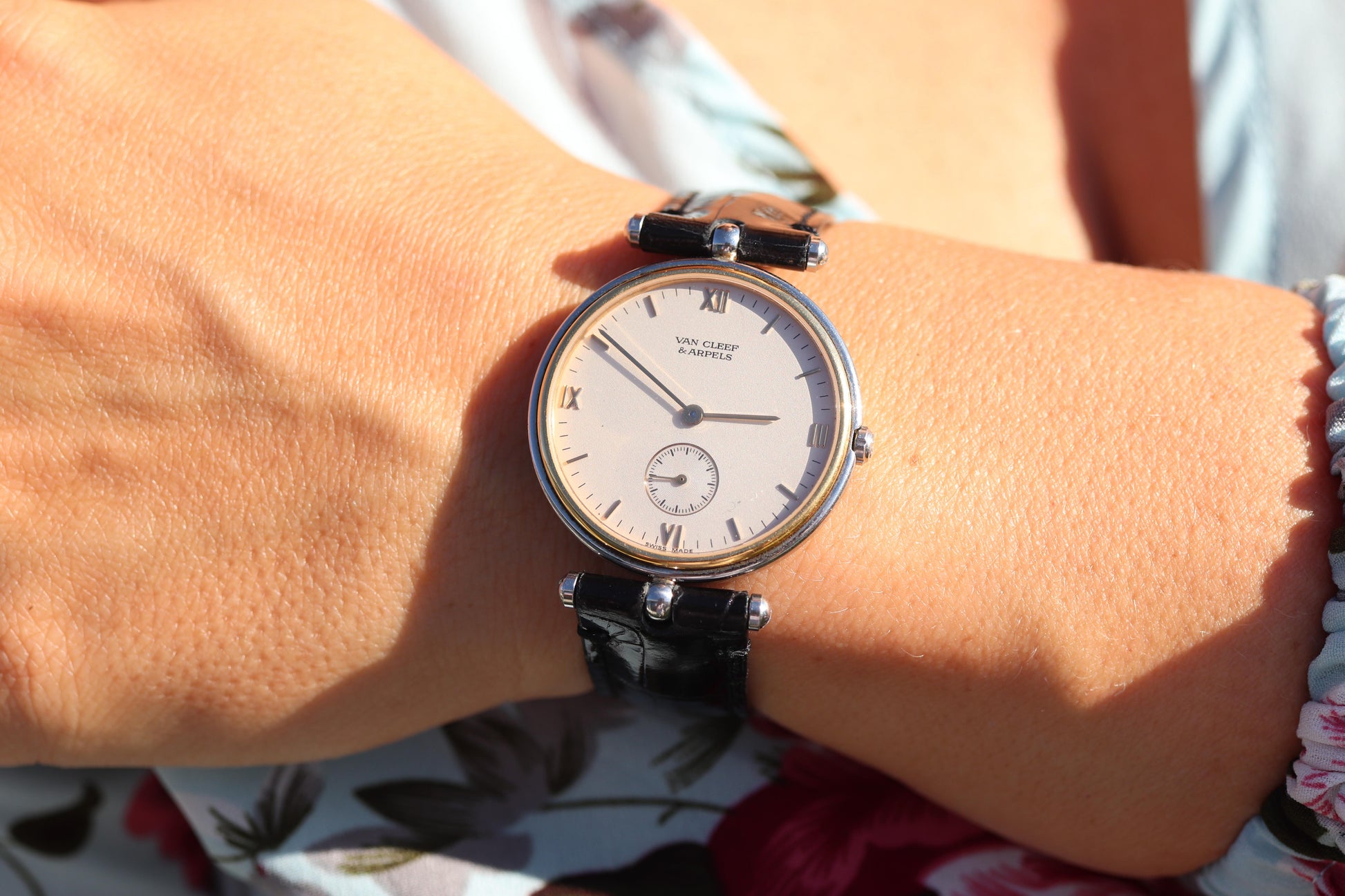 Van Cleef and Arpels 415 104 watch. La Collection 18k SS Round 32mm Watch