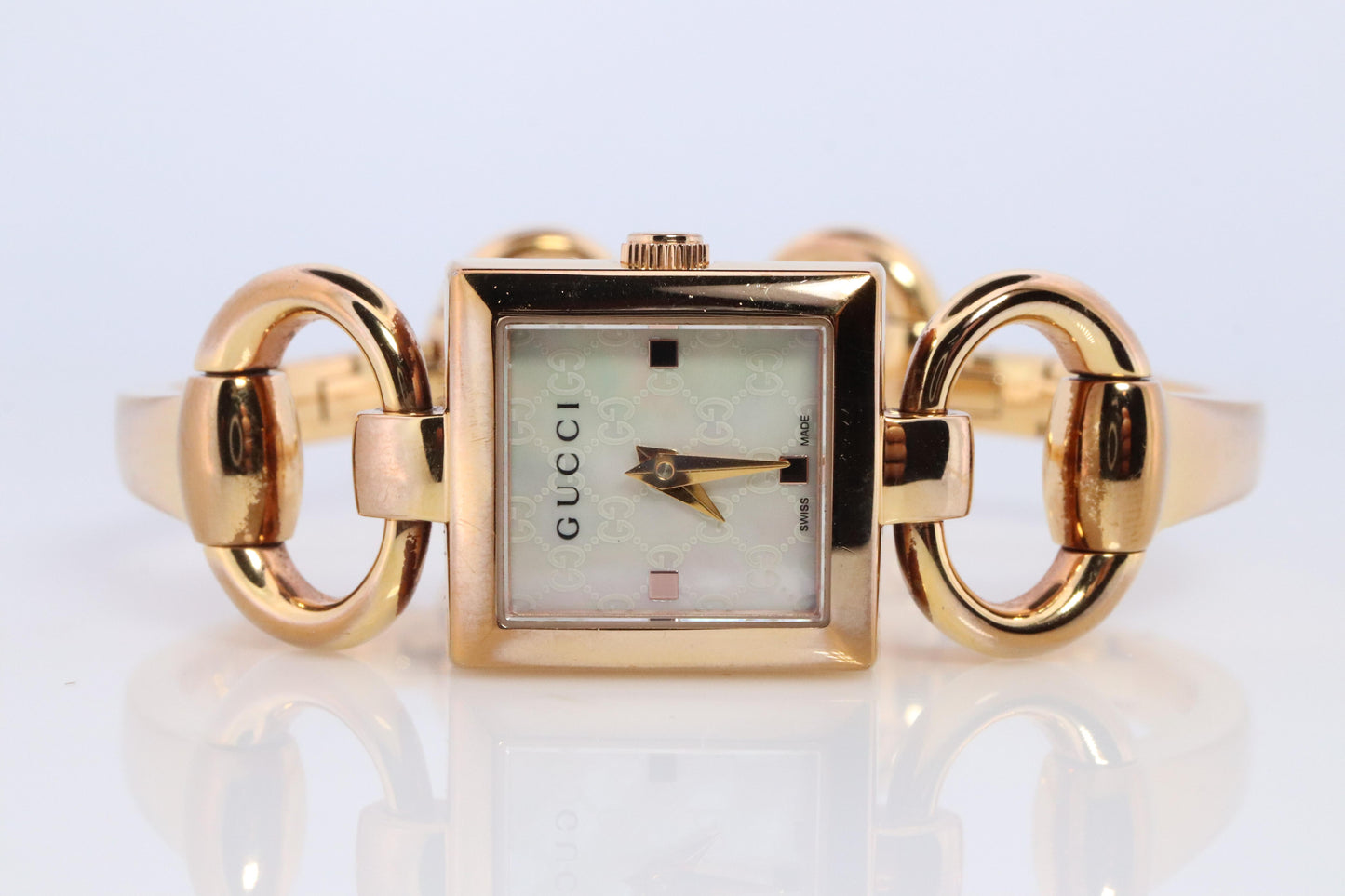 Vintage GUCCI Tornavoni 120 Quartz Wrist Watch. Gucci YA120520 Gold tone Bangle