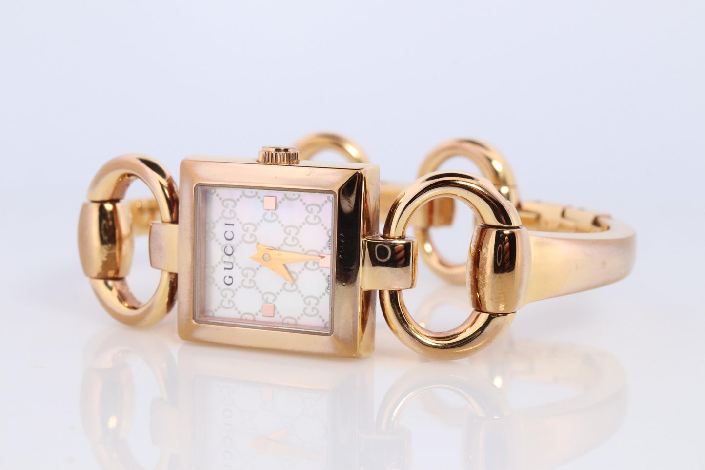Vintage GUCCI Tornavoni 120 Quartz Wrist Watch. Gucci YA120520 Gold tone Bangle