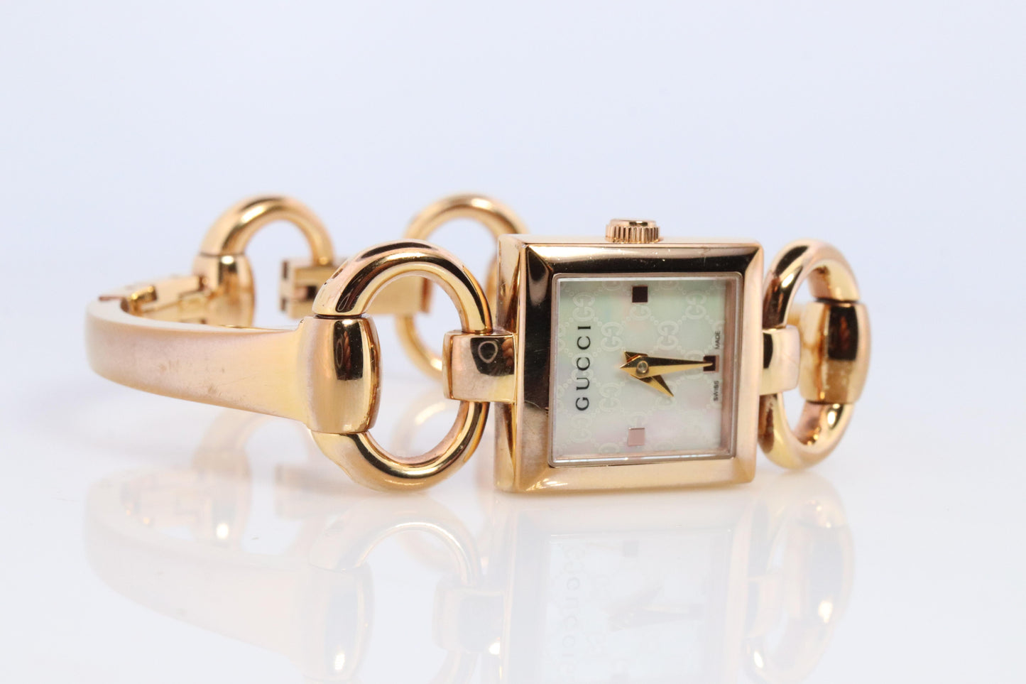Vintage GUCCI Tornavoni 120 Quartz Wrist Watch. Gucci YA120520 Gold tone Bangle