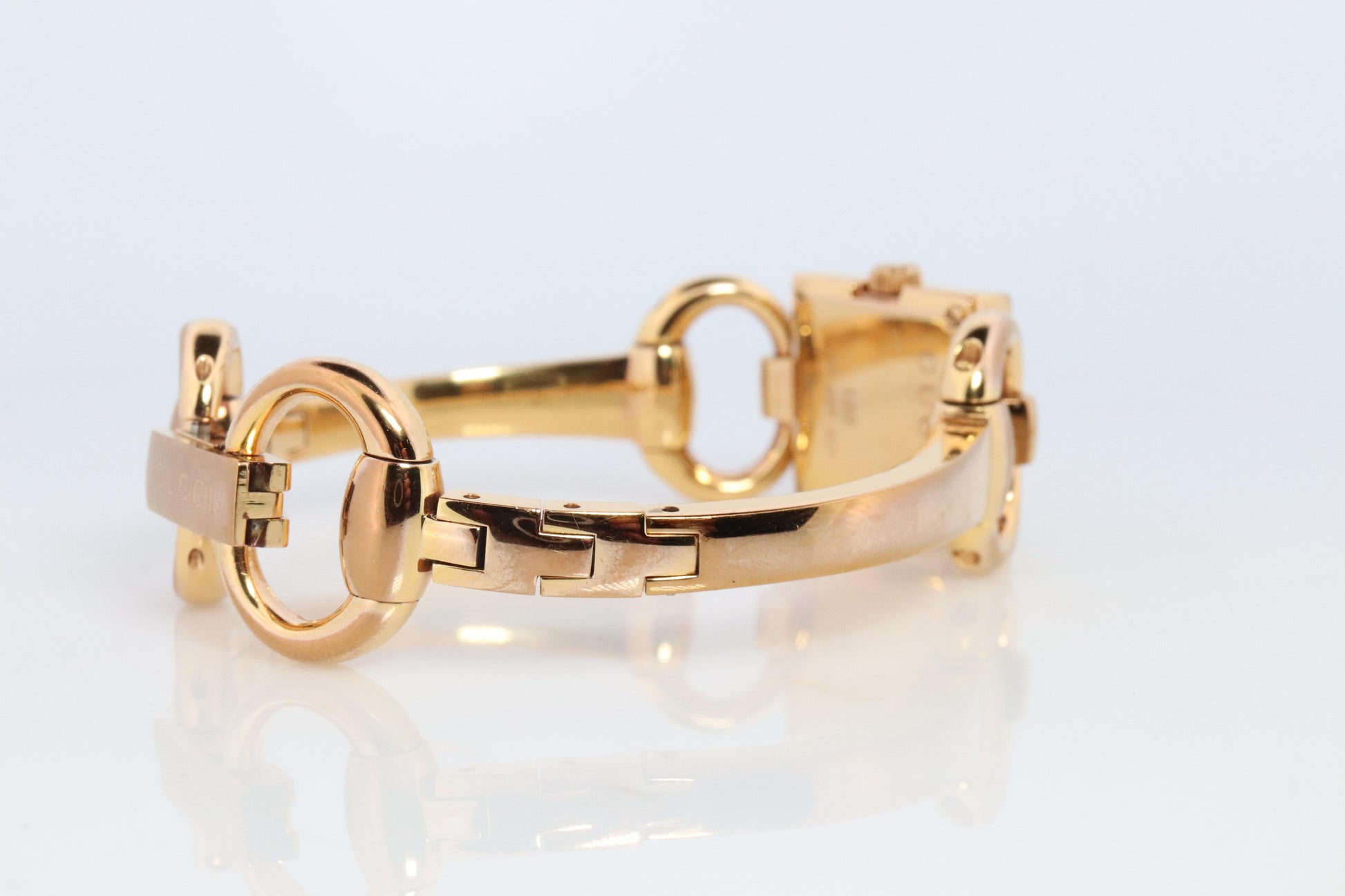 Vintage GUCCI Tornavoni 120 Quartz Wrist Watch. Gucci YA120520 Gold tone Bangle